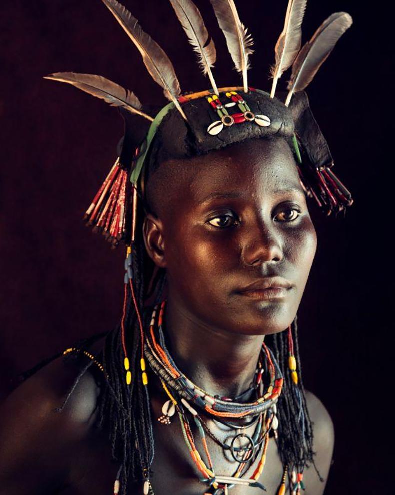 "Das Volk der Muchimba ist ein halbnomadisches Volk, das hauptsächlich im Grenzgebiet zwischen Angola und Namibia auf dem trockenen Kaokoveld-Plateau in der Region Cunene lebt. 

Der Cunene-Fluss ist eine wichtige Ressource für das tägliche Leben