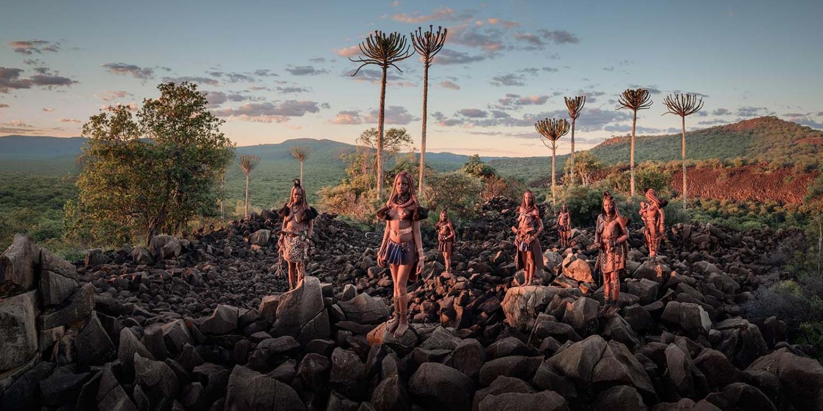 XXXII 33 Dames Muchimba, Himba Angola 2017

Le peuple Muchimba est un peuple semi-nomade qui vit principalement dans la zone frontalière de l'Angola avec la Namibie, sur le plateau sec du Kaokoveld, dans la région de Cunene. 

La rivière Cunene est