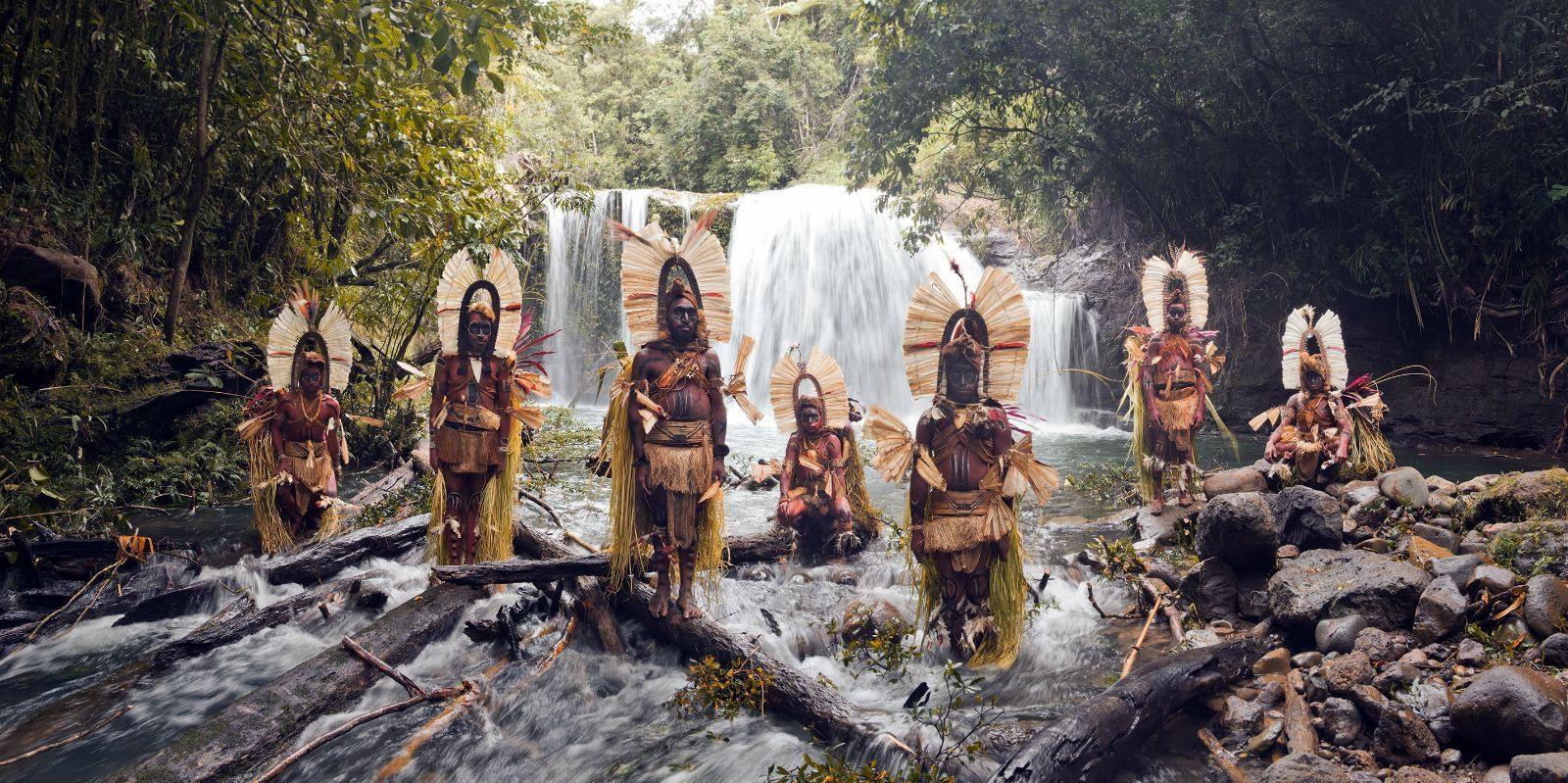 XXXIII 13, Cascada del monte Bosavi, Papúa, Nueva Guinea 2017

El pueblo kaluli vive en aldeas dispersas en la densa selva de las laderas del monte Bosavi, en el altiplano meridional. Viven de la pesca, la caza y la recolección. Sus fértiles huertos