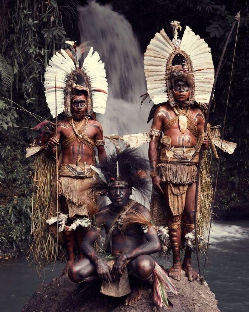 XXXIII 17, Bailarines Kundu, Monte Bosavi, Papúa, Nueva Guinea 2017

El pueblo kaluli vive en aldeas dispersas en la densa selva de las laderas del monte Bosavi, en el altiplano meridional. Viven de la pesca, la caza y la recolección. Sus fértiles