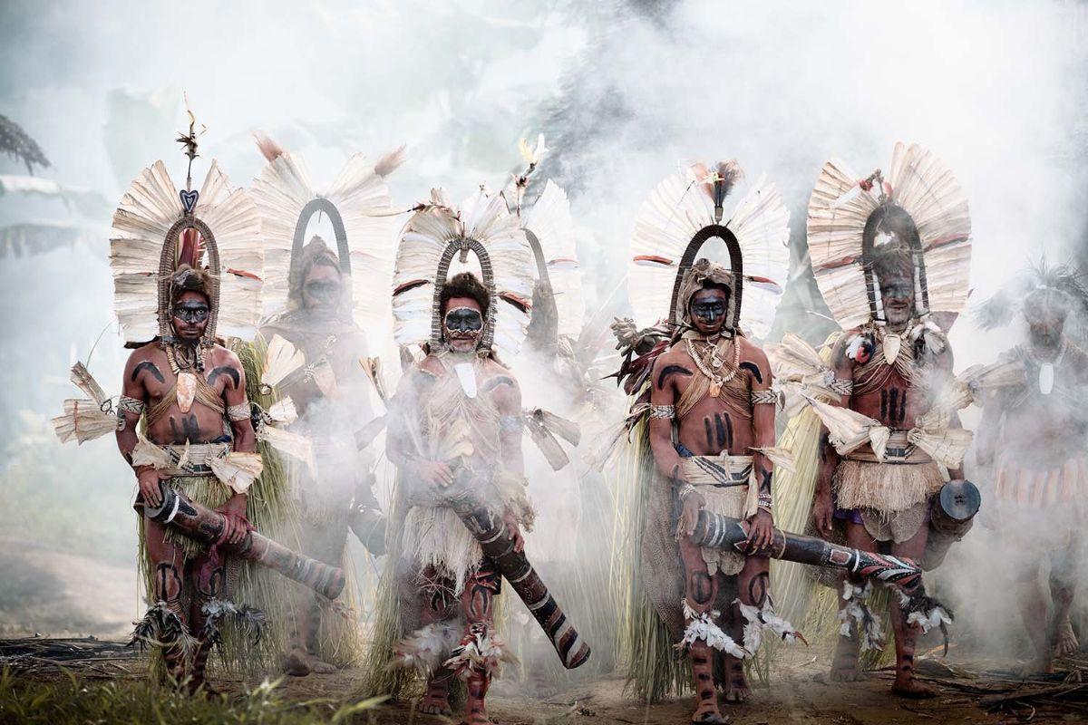 XXXIII 23, Bailarines de Kundu, Monte Bosavi, Papúa, Nueva Guinea 2017

El pueblo kaluli vive en aldeas dispersas en la densa selva de las laderas del monte Bosavi, en el altiplano meridional. Viven de la pesca, la caza y la recolección. Sus