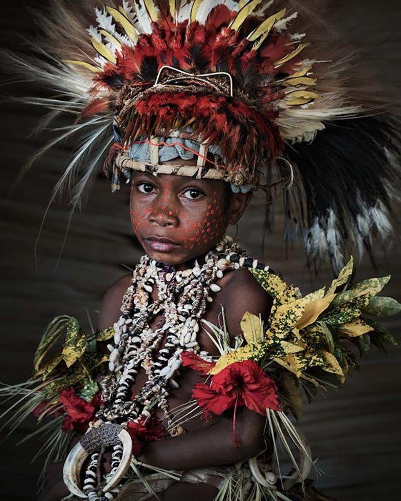 XXXIII 24, Tufi Papua, Neuguinea 2017

Die Korafe-Gemeinschaft lebt in der Nähe der Stadt Tufi im Nordosten der Hauptinsel von Papua-Neuguinea. Tufi liegt in der Nähe von Kap Nelson, einer Küstenregion mit tropischen Fjorden. 
Der beeindruckende