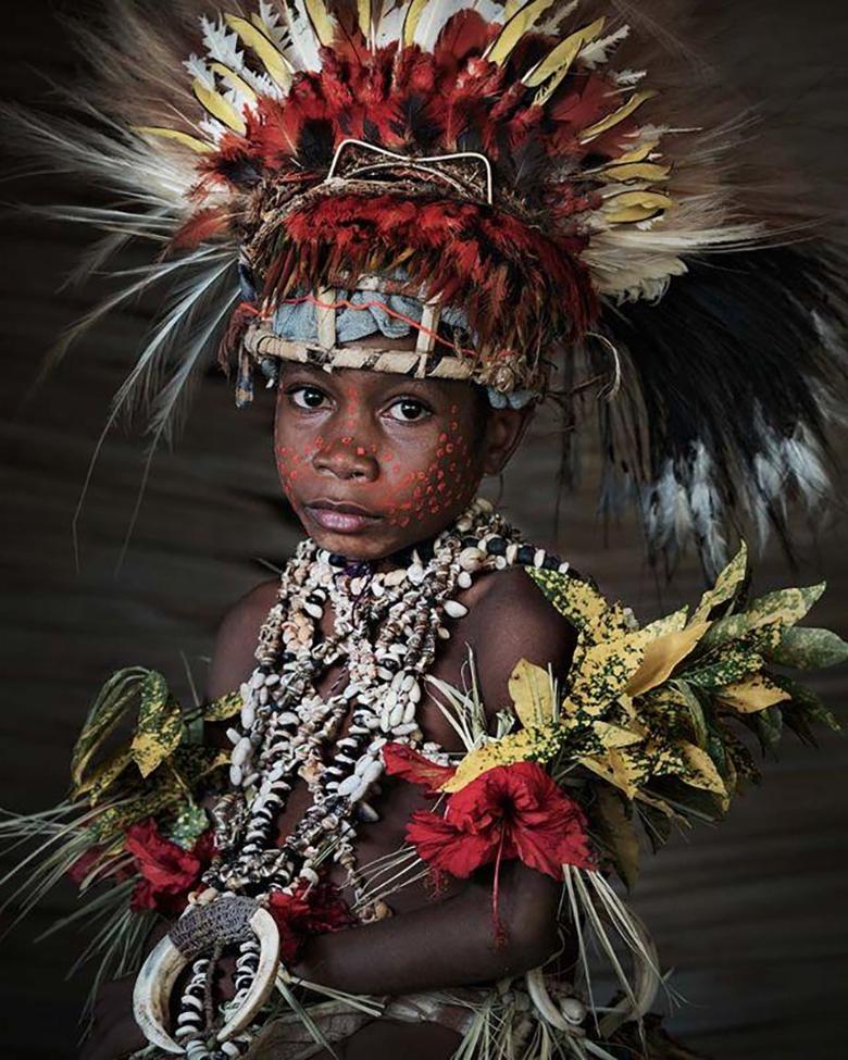 XXXIII 24, Tufi Papúa, Nueva Guinea 2017

La comunidad korafe vive cerca de la ciudad de Tufi, en el noreste de la isla principal de Papúa Nueva Guinea. Tufi está cerca del Cabo Nelson, una zona costera formada por "fiordos" tropicales. 
El