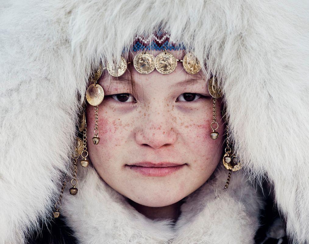 XXXIX 17, Nenets, Península de Yamal, Montes Urales, Siberia 2011

Parece inverosímil que la gente pueda sobrevivir a las ventiscas extremas, los días sin sol y las insoportables bajas temperaturas que el invierno trae a esta vasta y helada región