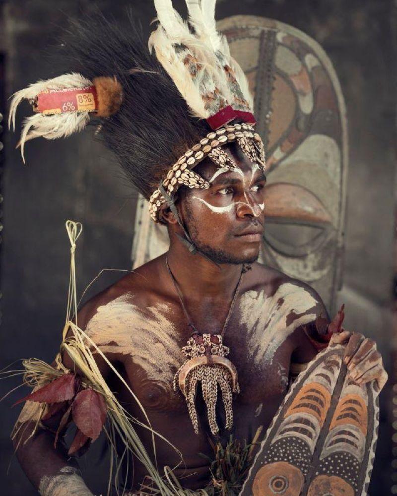 Más de 300 lenguas se hablan entre las diversas comunidades a lo largo del río Sepik. Su diferente herencia, rituales y antecedentes históricos distinguen a estos grupos, pero un factor los conecta a todos: su vida gira en torno al río.

Vivir en el