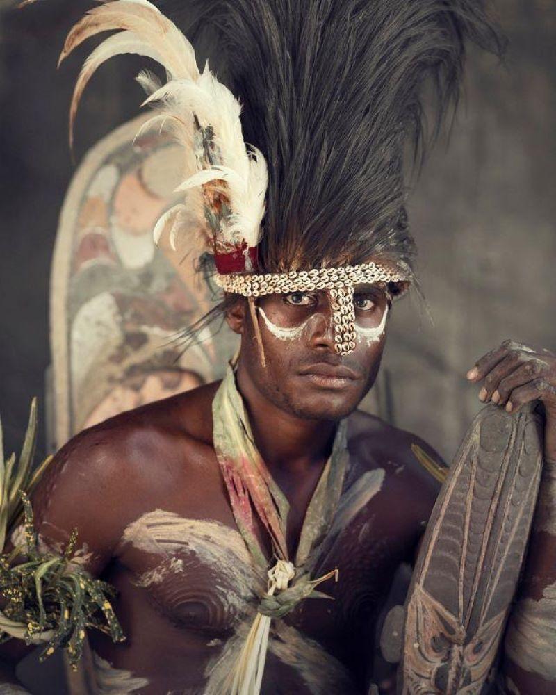 XXXV 4, Iatmul, pueblo de Yentchen, río Sepik, Papúa, Nueva Guinea 2017

Más de 300 lenguas se hablan entre las diversas comunidades a lo largo del río Sepik. Su diferente herencia, rituales y antecedentes históricos distinguen a estos grupos, pero