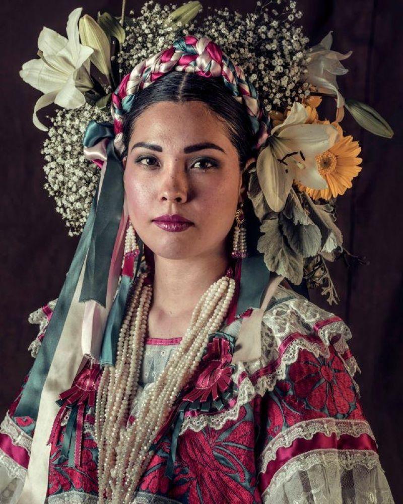 XXXVII 47, Tehuanas, Oaxaca, Mexiko 2017

Die Zapoteken waren einst eine der wichtigsten Zivilisationen in der Region. Heute gehören rund eine Million Menschen zu diesem Kulturkreis. Die zapotekischen Frauen in der Region Istmo de Tehuantepec sind