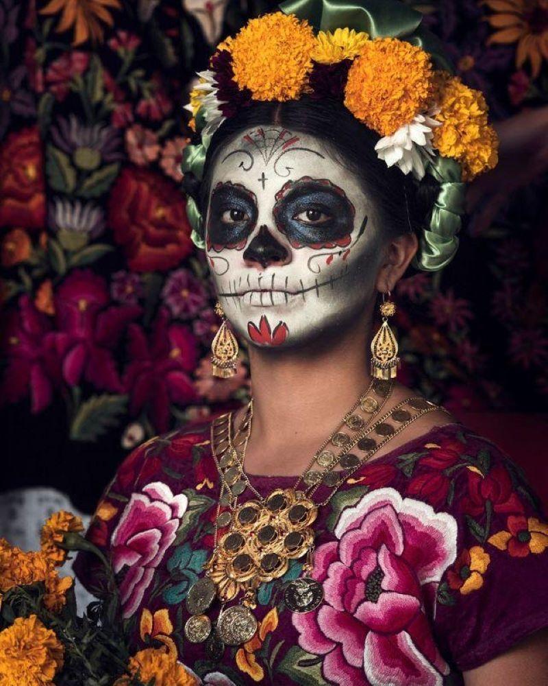 XXXVII 85, Dia de los Muertos, Oaxaca, Mexiko 2017

Die Zapoteken waren einst eine der wichtigsten Zivilisationen in der Region. Heute gehören rund eine Million Menschen zu diesem Kulturkreis. Die zapotekischen Frauen in der Region Istmo de
