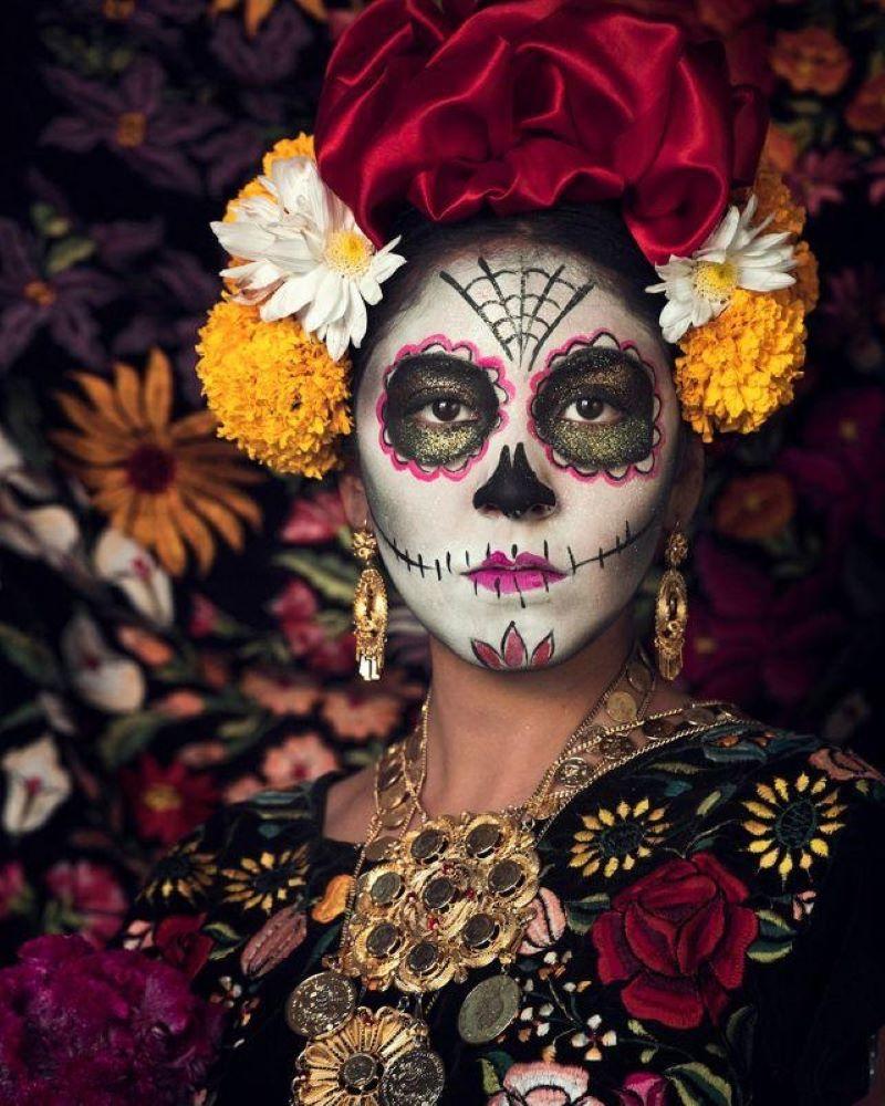 XXXVII 86, Dia de los Muertos, Oaxaca, Mexico 2017

The Zapotecs were once one of the most important civilizations in the region. Today around a million people belong to this cultural group. Zapotec women in the Istmo de Tehuantepec region are known