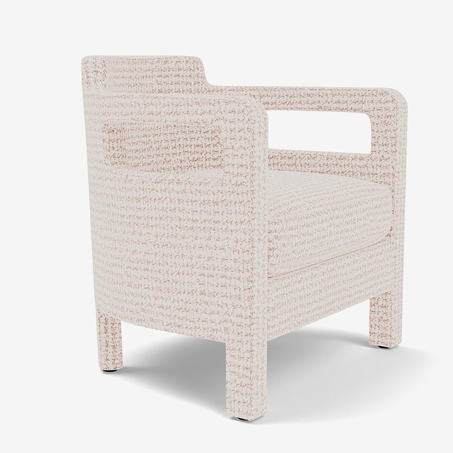 Der Jinbao Street Lounge Chair von Yabu Pushelberg ist mit Rue Cambon Jacquard-Tweed gepolstert und besteht aus Chenille und Velours. Rue Cambon kommt in 3 Farbvarianten aus Italien mit einer Zusammensetzung aus 43% Viskose, 29% Polyester, 15%