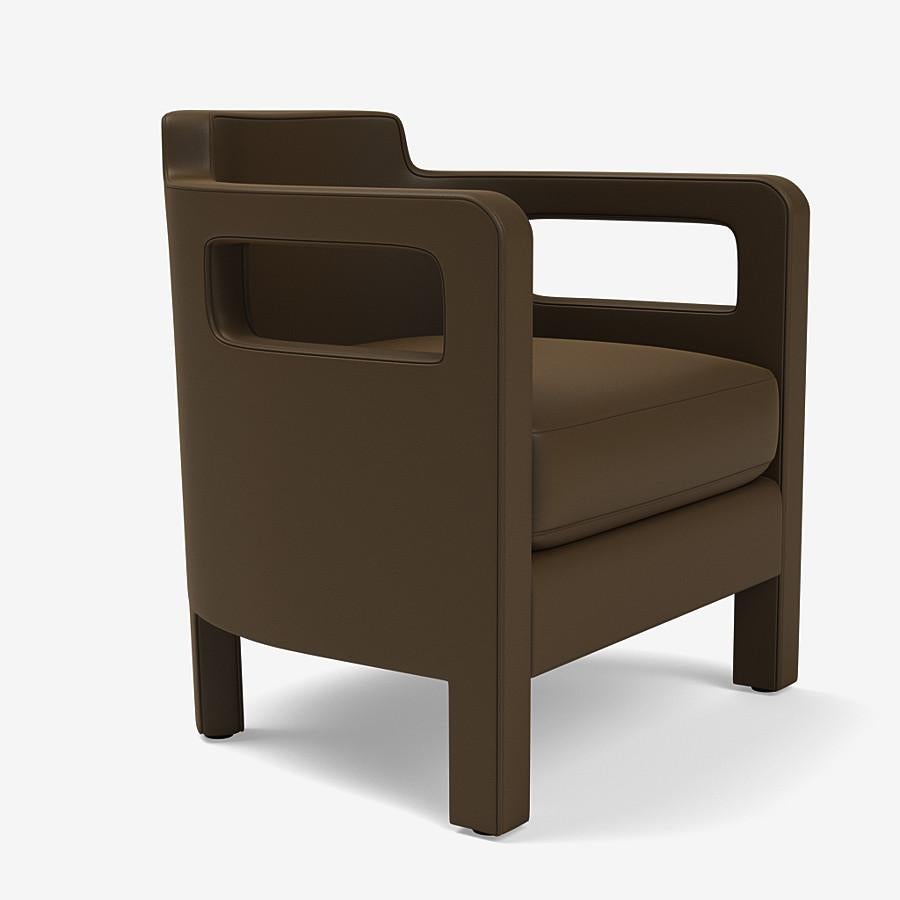 Ce fauteuil de salon Jinbao Street de Yabu Pushelberg est revêtu de cuir nappa pigmenté à grain naturel de la rue Ontario. Ontario Street se décline en 12 coloris en provenance d'Allemagne, avec un poids de 1,7-1,9 mm.

Le profil unique de la