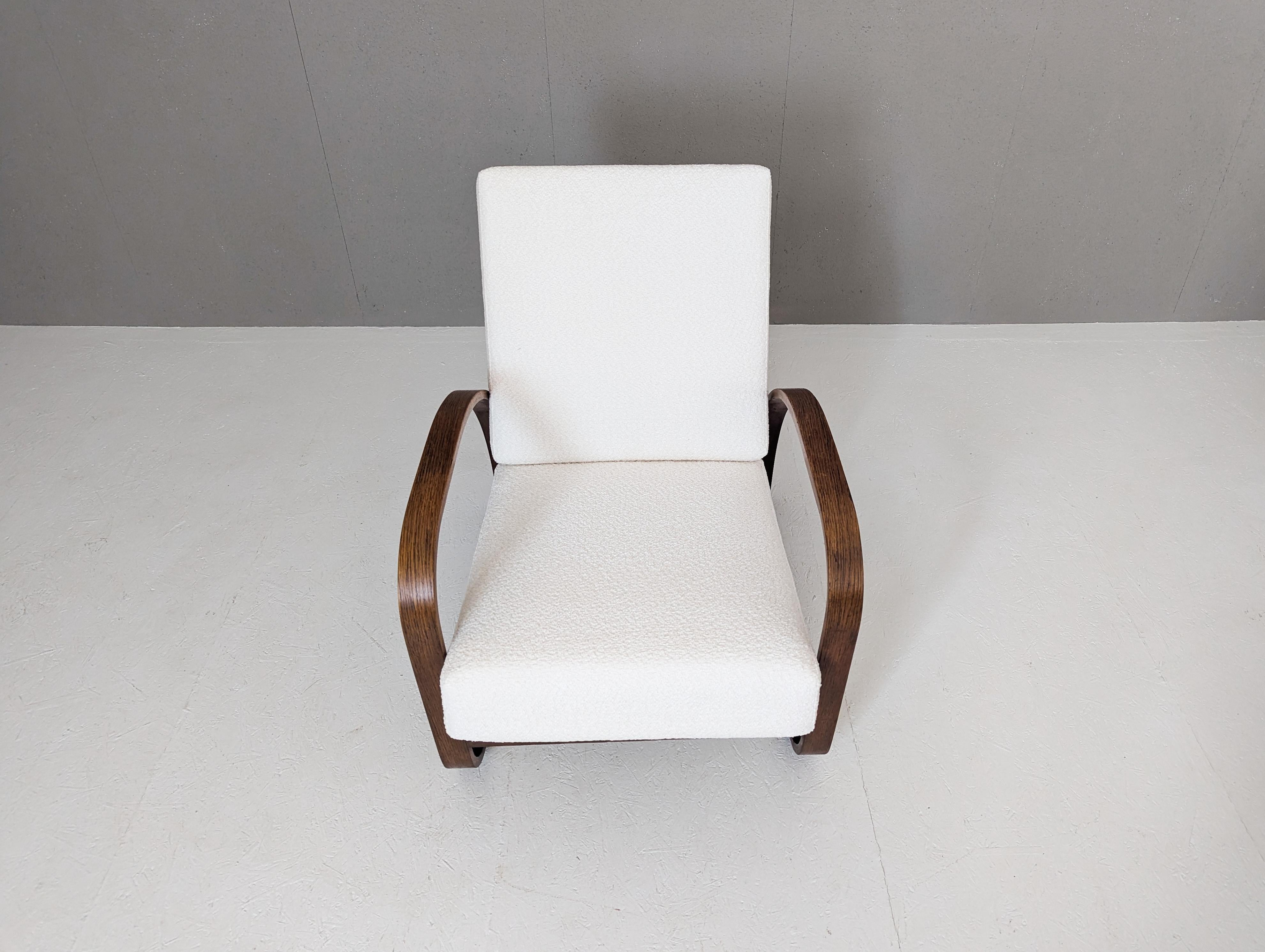 Jindřich Halabala Verstellbarer H 70 Lounge-Sessel aus cremefarbenem Bouclé, 1930er Jahre (Bugholz) im Angebot
