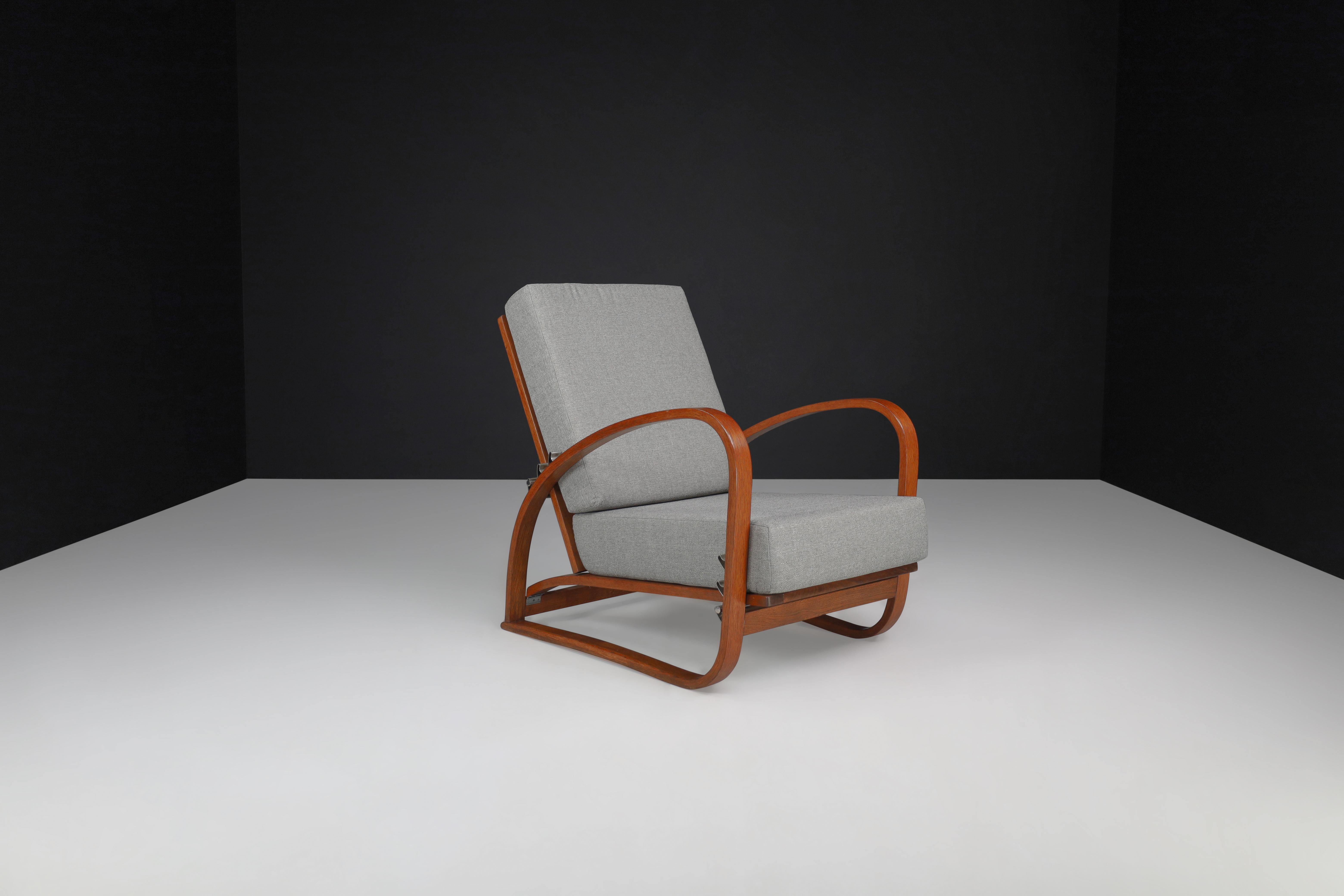 Jindrich Halabala Adjustable H-70 Oak Bentwood Lounge Chair, Praque 1930s

This H-70 armchair was designed by Jindrich Halabala and produced by Spojene UP Zavody circa 1930. The backrest and seat can be put in three different positions. Extremely