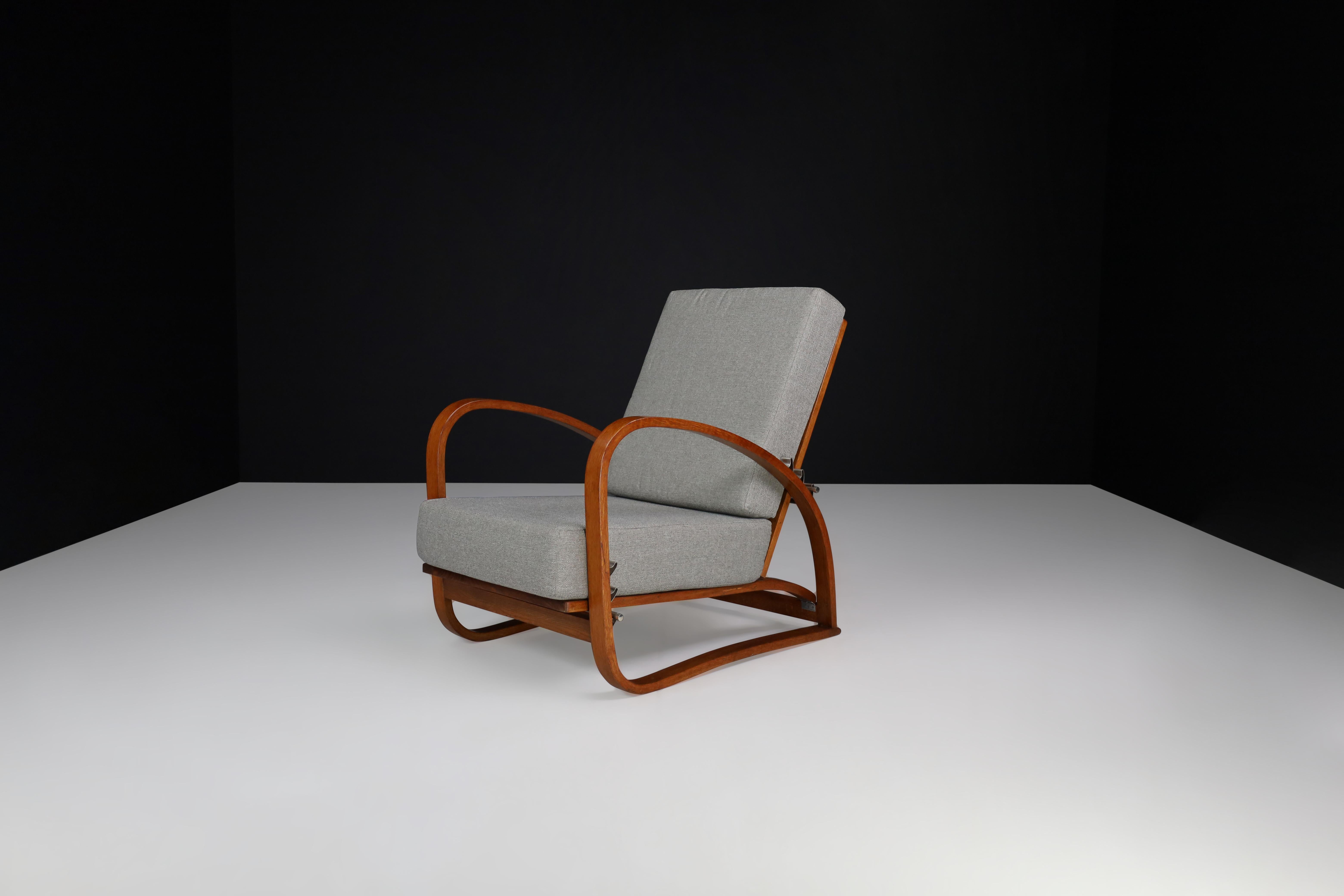Czech Jindrich Halabala Adjustable H-70 Oak Bentwood Lounge Chair, Praque 1930s For Sale