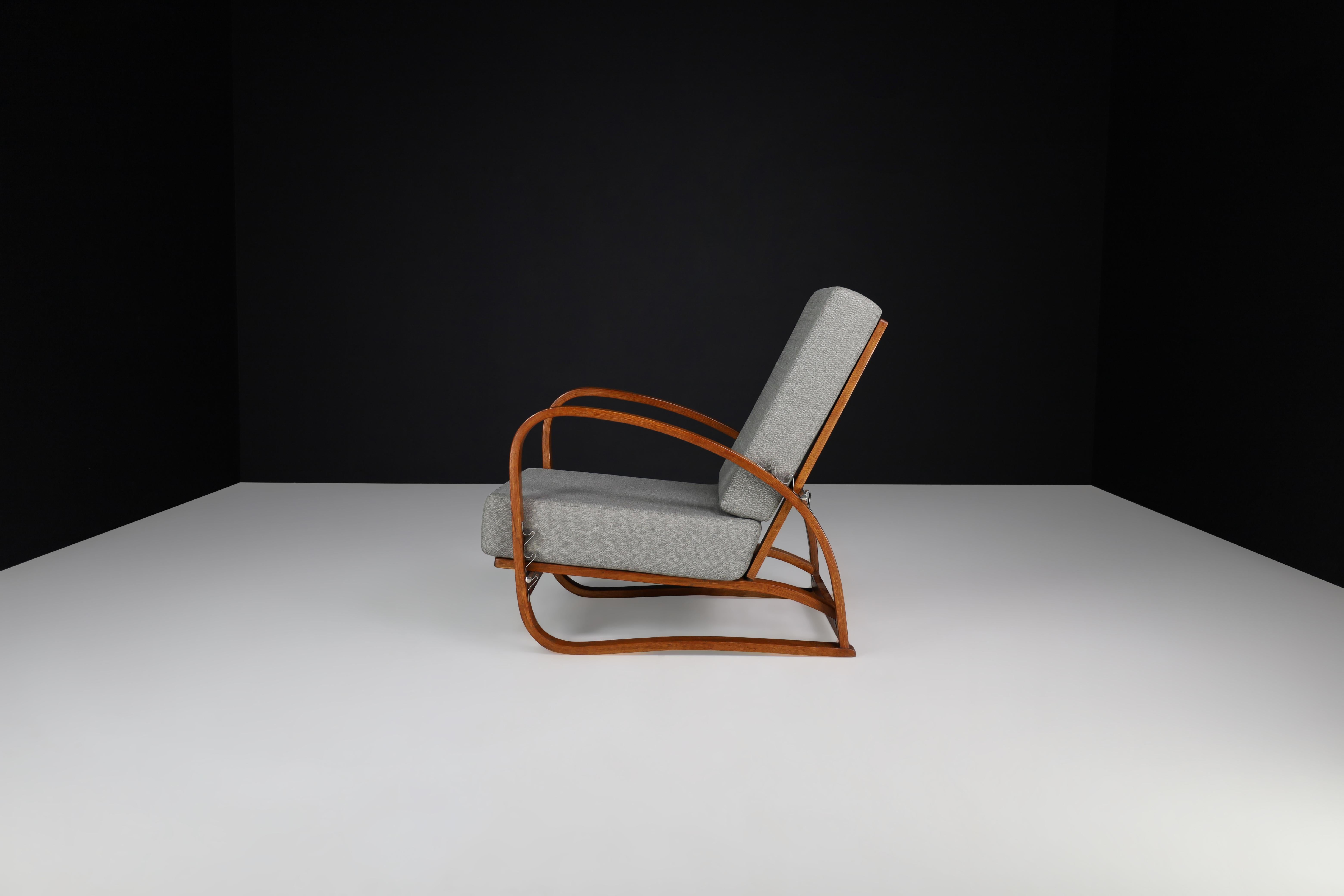 Jindrich Halabala Adjustable H-70 Oak Bentwood Lounge Chair, Praque 1930s In Good Condition For Sale In Almelo, NL