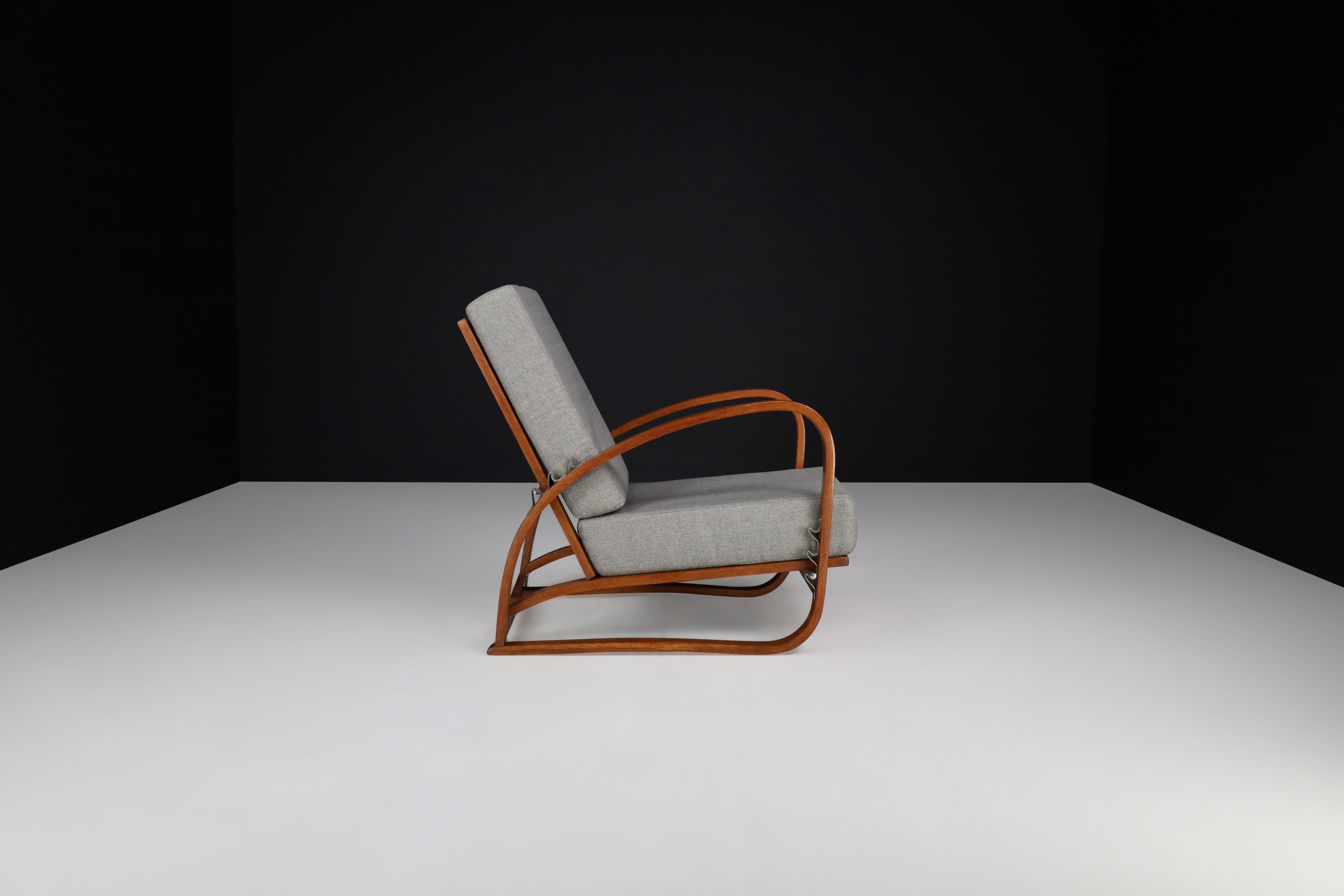 20th Century Jindrich Halabala Adjustable H-70 Oak Bentwood Lounge Chair, Praque 1930s For Sale