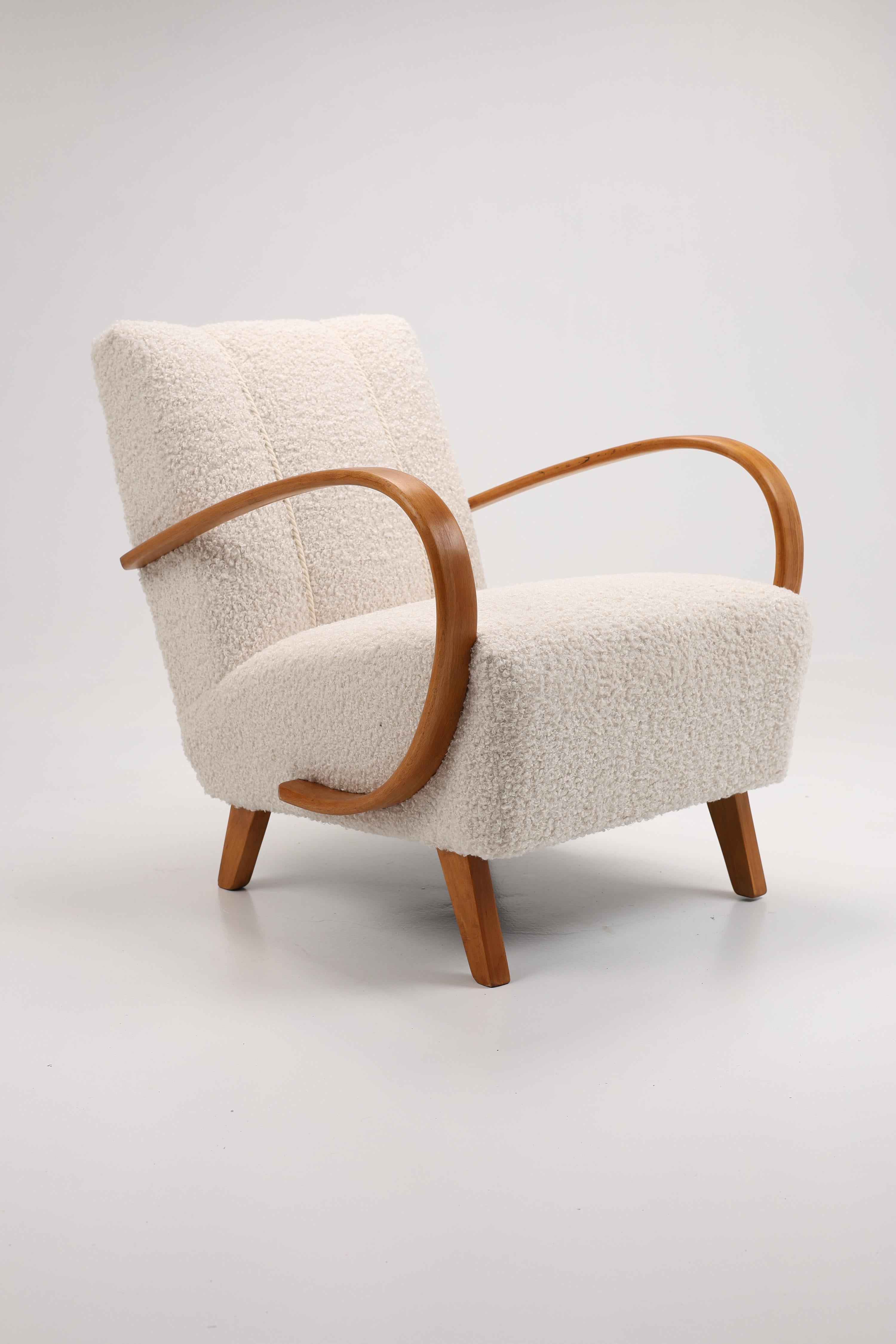 Jindřich Halabala Armchair, Model H-410, Czechoslovakia, 1950s in vendita 1