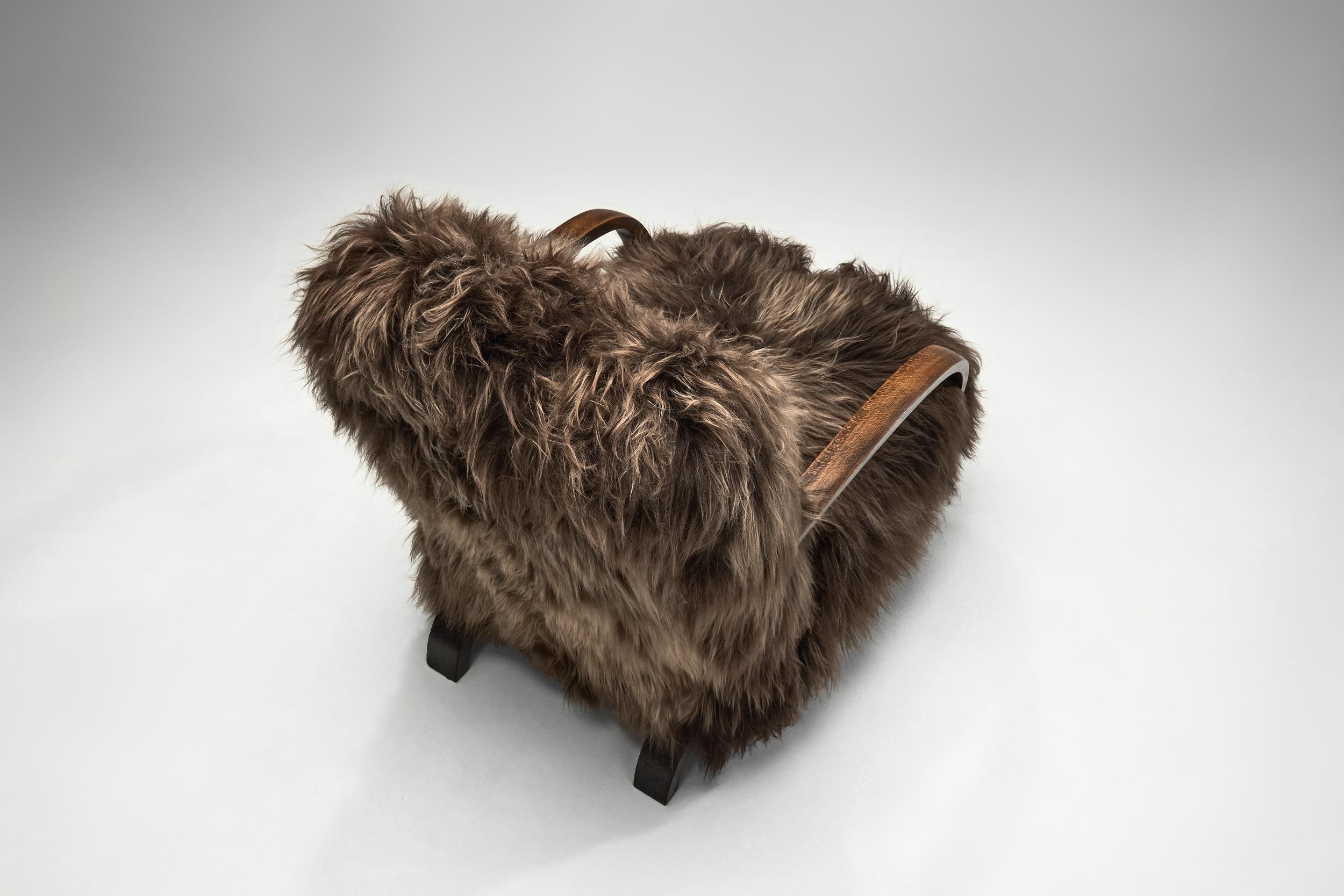 Milieu du XXe siècle Jindřich Halabala Fauteuil tapissé en peau de mouton, Tchécoslovaquie, années 1930 en vente