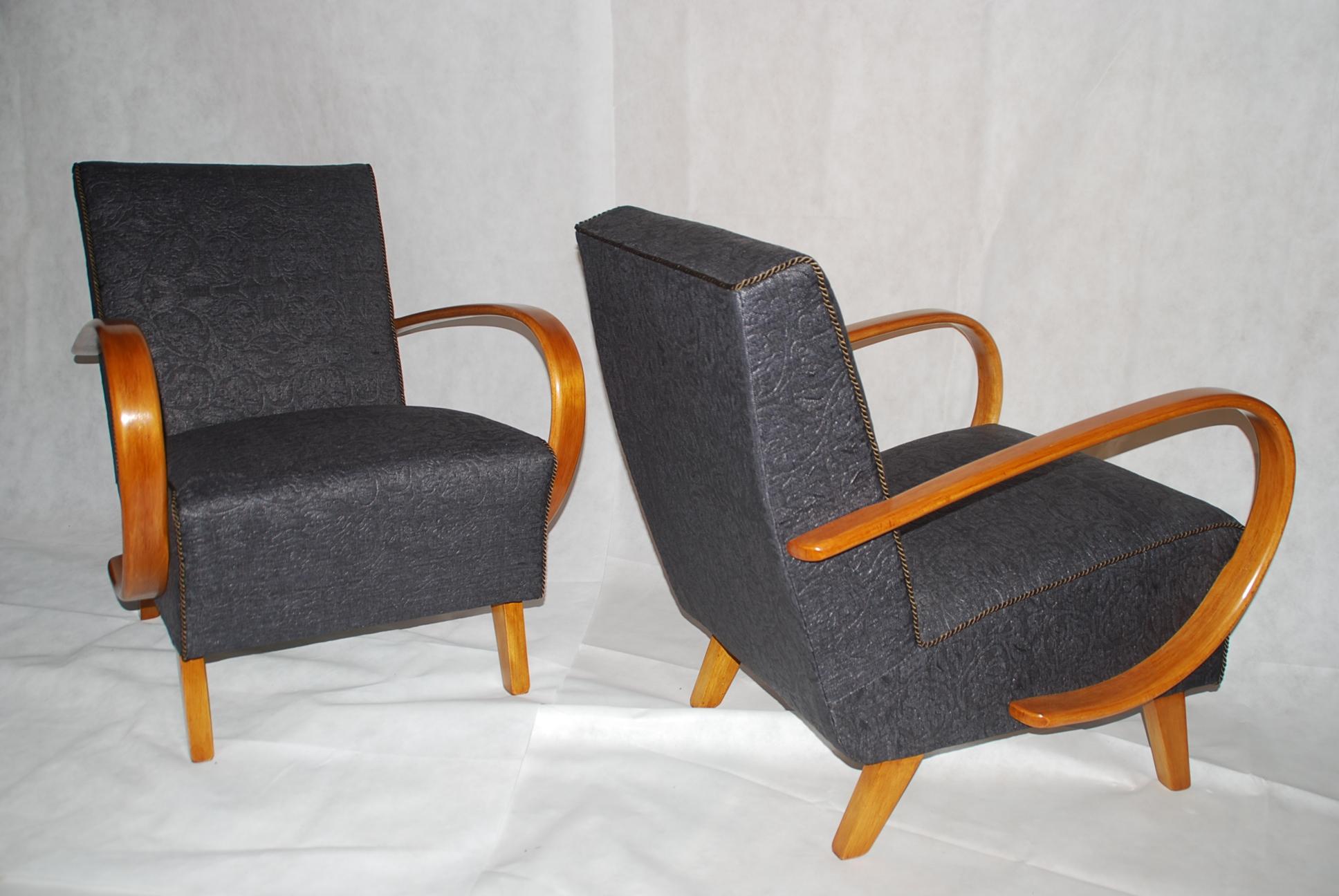 - Jindrich Halabala armchairs, Czechoslovakia.
- The wooden parts have been refurbished
- Newly upholstered.

 