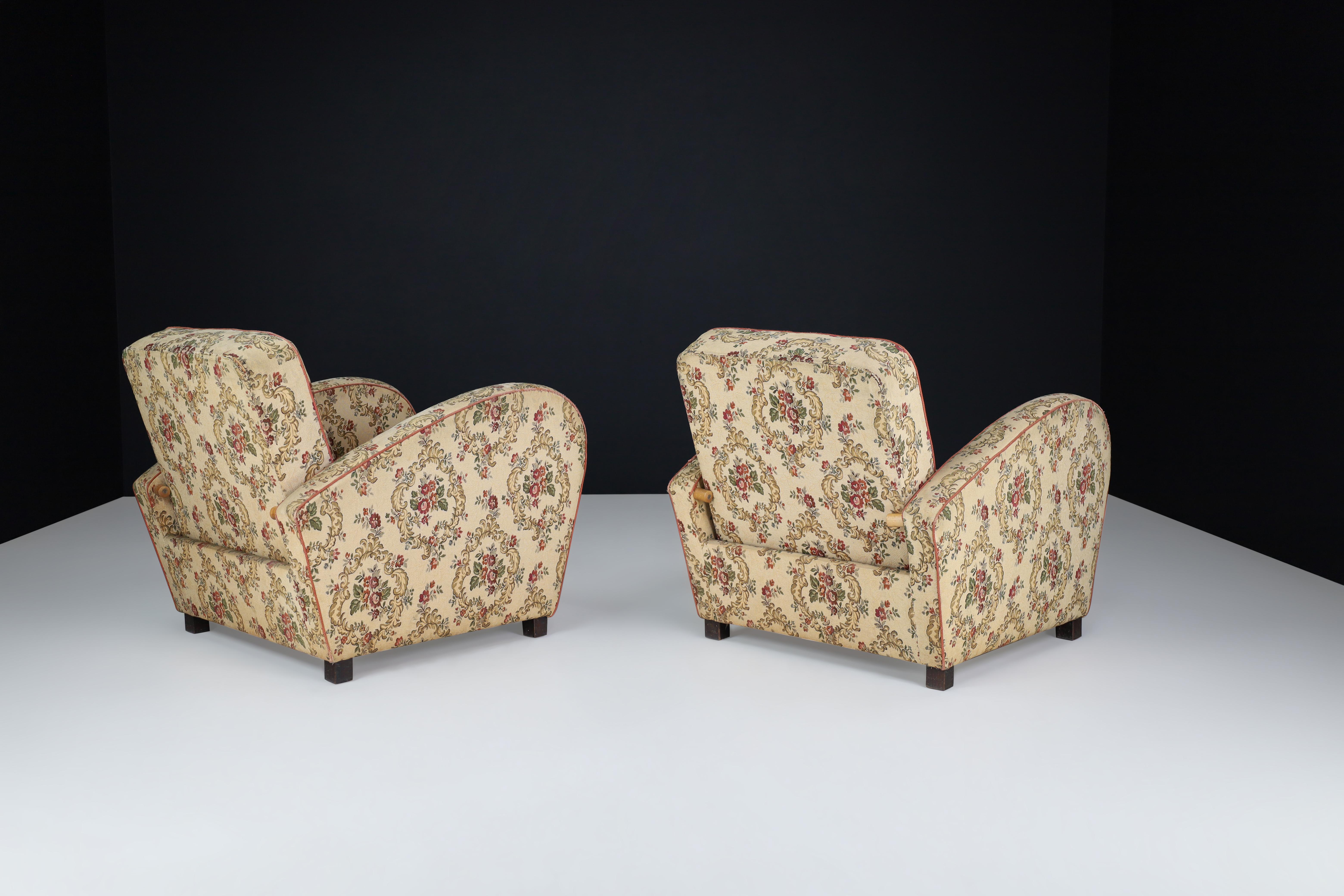 Jindrich Halabala Art Deco Lounge Chairs in Floral Upholstery In Good Condition For Sale In Almelo, NL