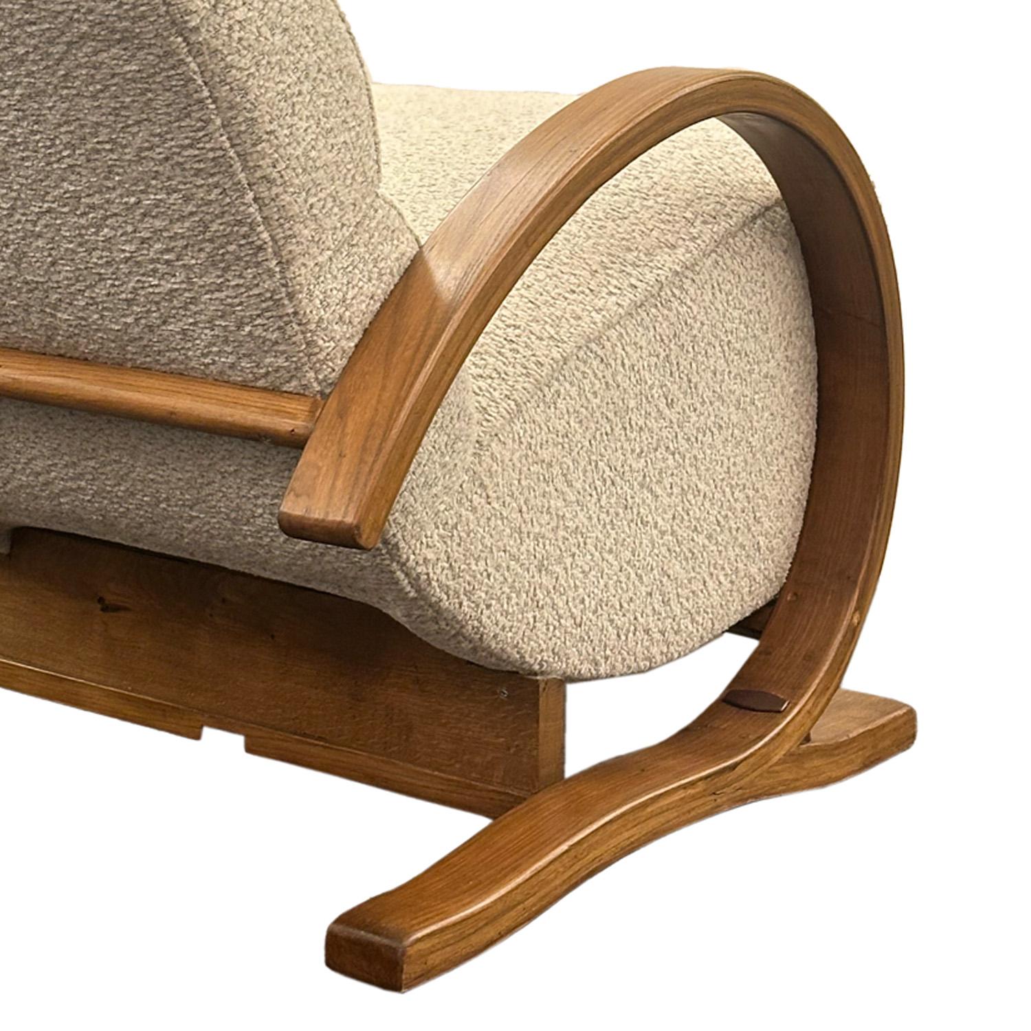 Silla de salón de madera curvada atribuida a Jindrich Halabala mediados del siglo XX en venta
