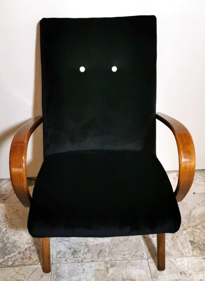 Velours Paire de fauteuils Art déco tchécoslovaques attribués à Jindrich Halabala. en vente