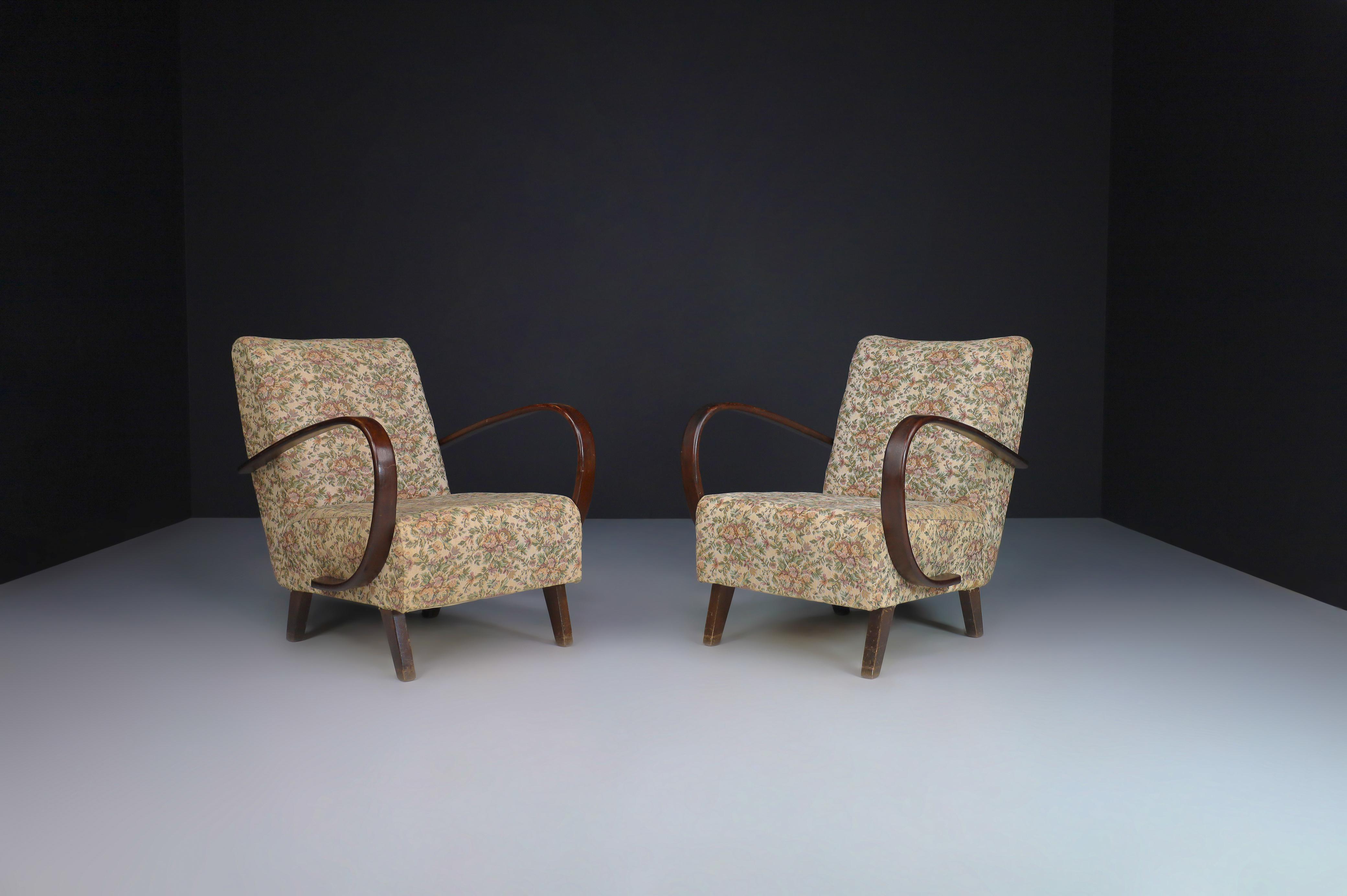 Jindrich Halabala bentwood armchairs with original floral upholstery, 1940s Czech Republic. 

Jindrich Halabala bentwood armchairs with original floral upholstery, 1940s Czech Republic. These iconic set chairs are from Czechia, circa 1940. They