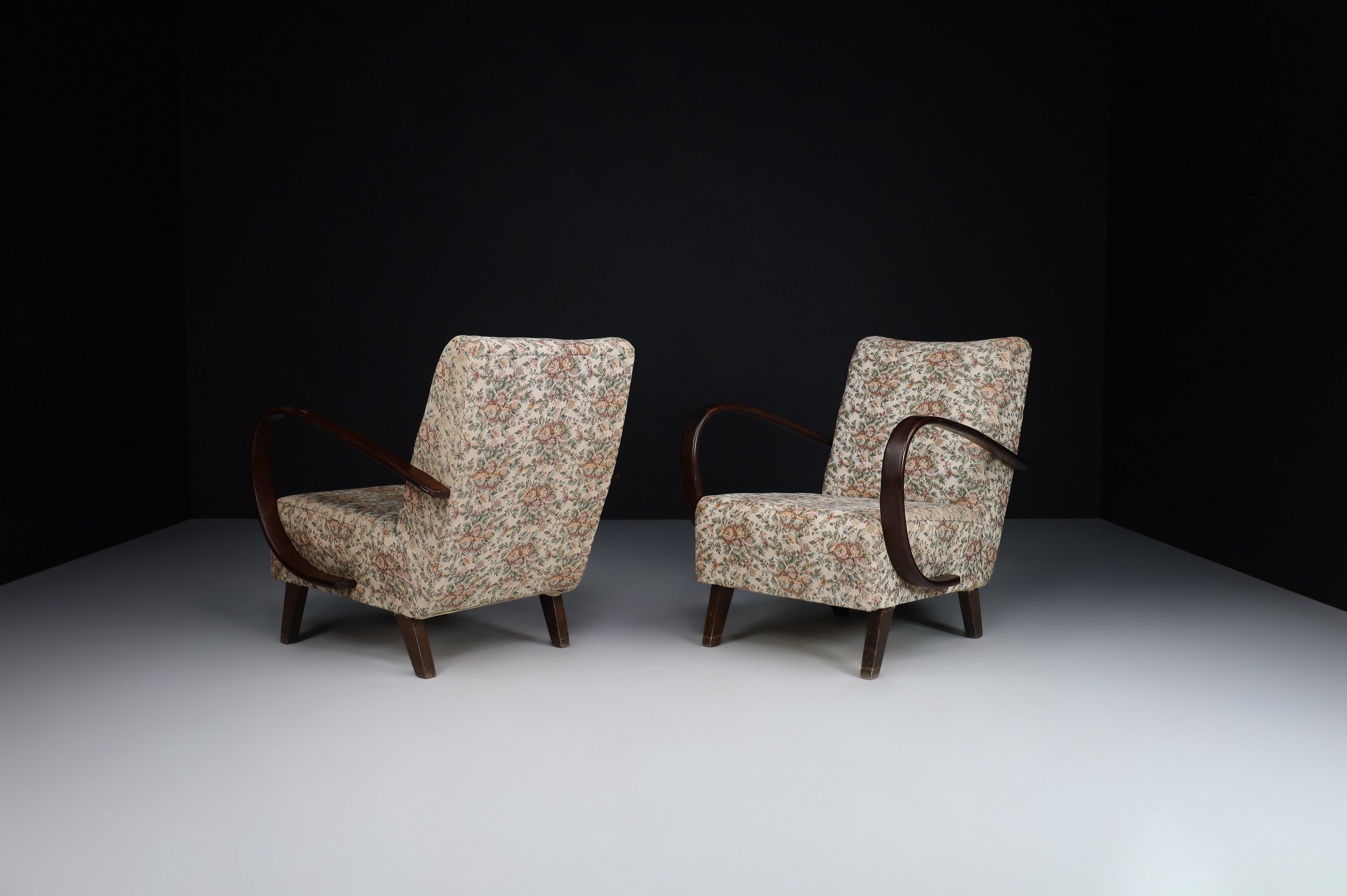 Jindrich Halabala Bentwood Armchairs with Original Floral Upholstery, 1940s In Good Condition In Almelo, NL