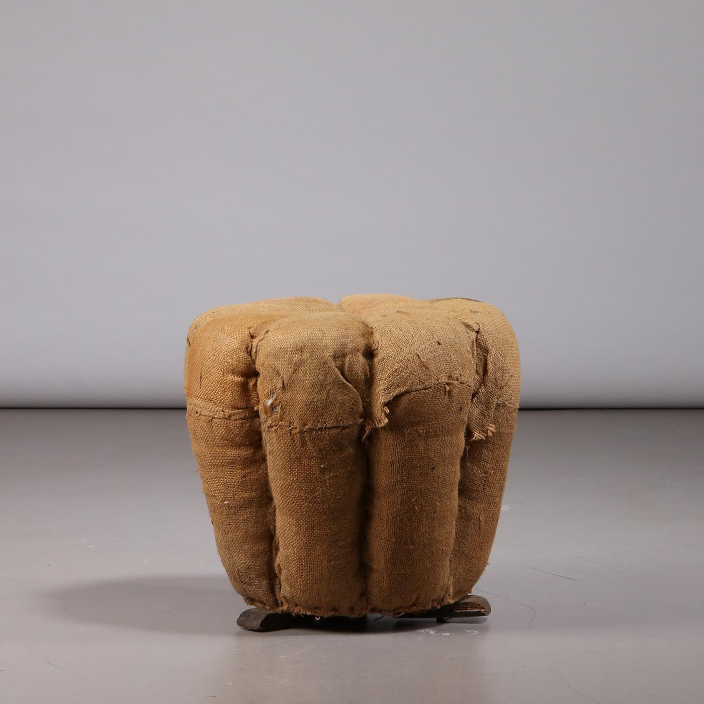 Taburete Art Decó, diseñado por Jindřich Halabala. Producido por Spojené UP Závody en la República Checa, años 30. En su estado original, la pieza ha sido despojada de la tela usada, por lo que está lista para ser retapizada.

Dimensiones:
Altura: