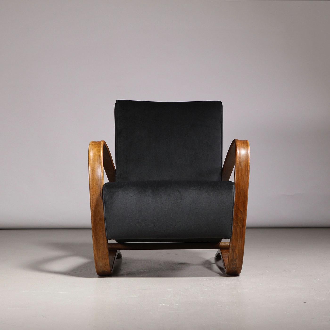 Art déco Fauteuil Halabala H-269 en hêtre et velours noir, années 1930. en vente