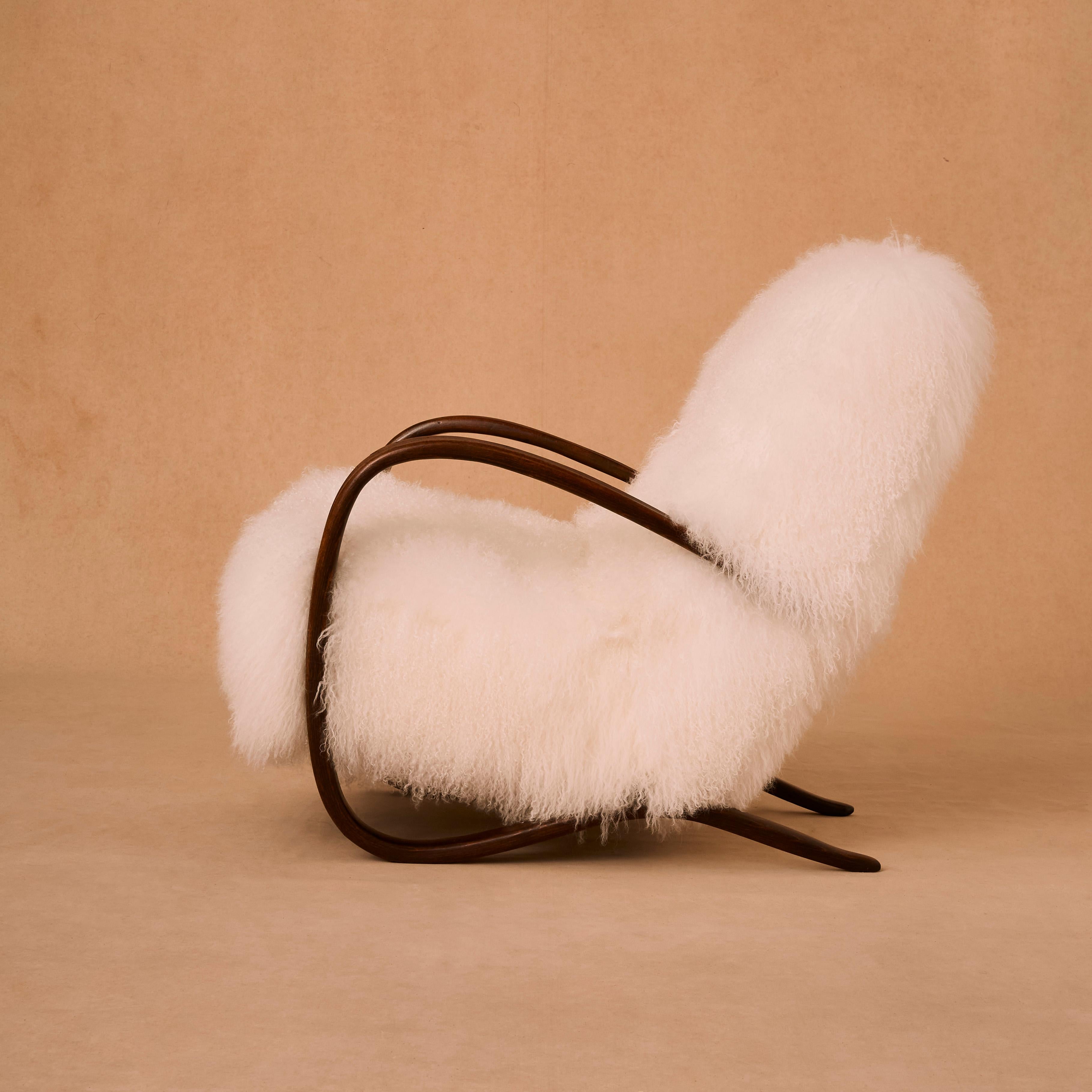 Art déco Paire de fauteuils Jindrich Halabala H-269 en peau de mouton de Mongolie blanche en vente