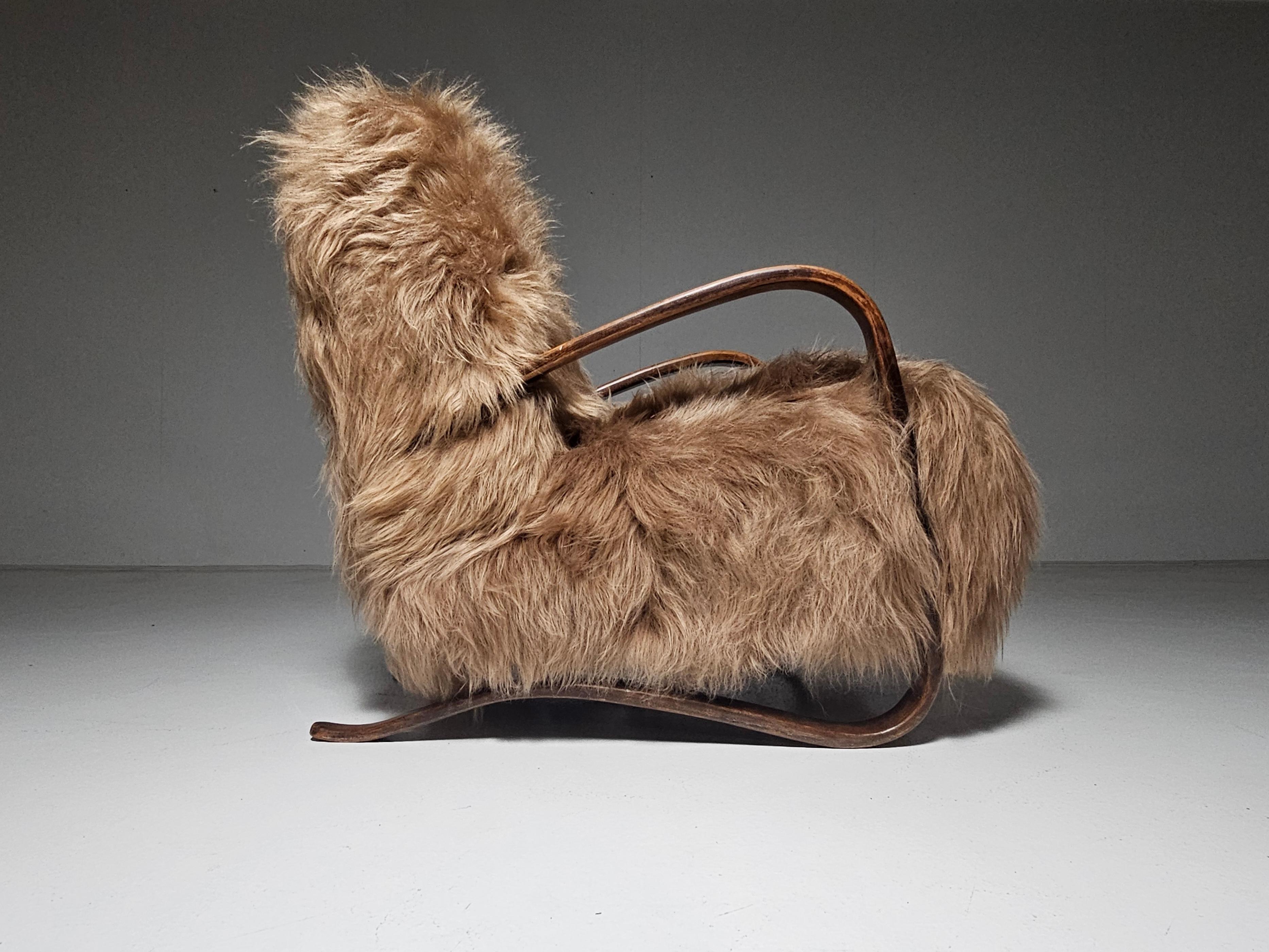 Jindrich Halabala, Loungesessel, Modell 'H269', hellbraun gebeizte Buche, neu gepolstert mit langhaarigem mongolischem Schafsleder in honigbeiger Farbe. Tschechische Republik, 1930er Jahre.

Dieser Stuhl hat ein sehr organisches und üppiges Aussehen