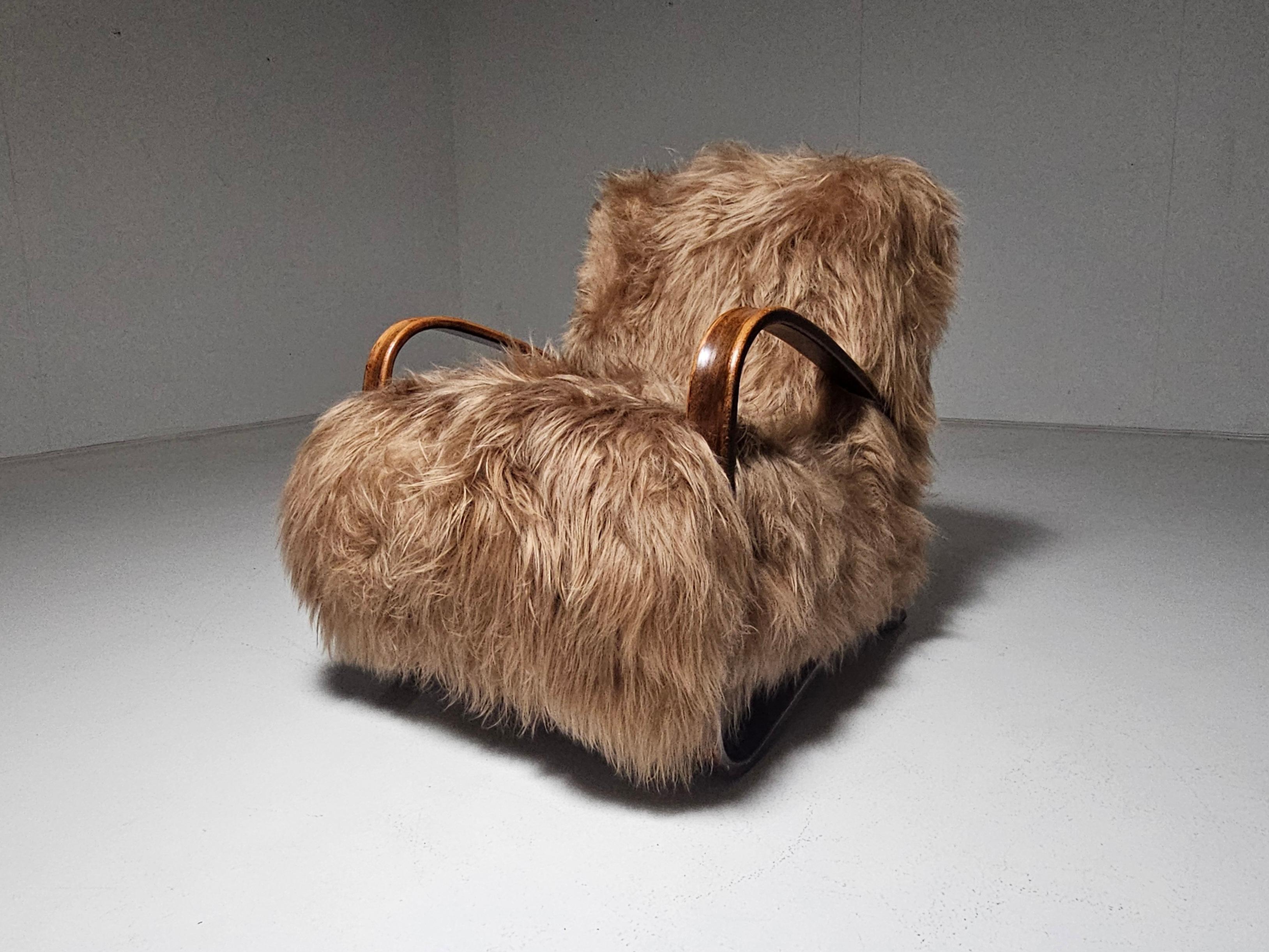 Jindrich Beeche, chaise longue modèle 'H269', hêtre teinté brun clair, retapissé en peau de mouton mongolien à poils longs de couleur beige miel. République tchèque, années 1930.

Cette chaise a une apparence très organique et abondante et le
