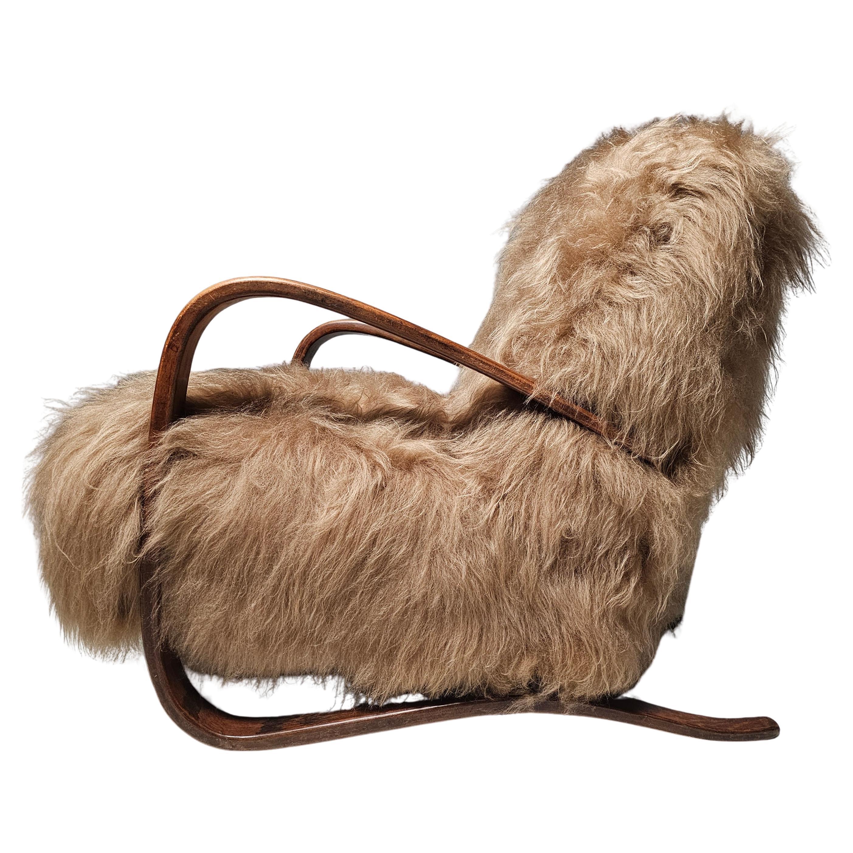 Jindrich Halabala, Loungesessel Modell 'H269', Buche hellbraun gebeizt, neu gepolstert mit langhaarigem mongolischem Schafsleder in honigbeiger Farbe. Tschechische Republik, 1930er Jahre.

Dieser Stuhl hat ein sehr organisches und üppiges Aussehen