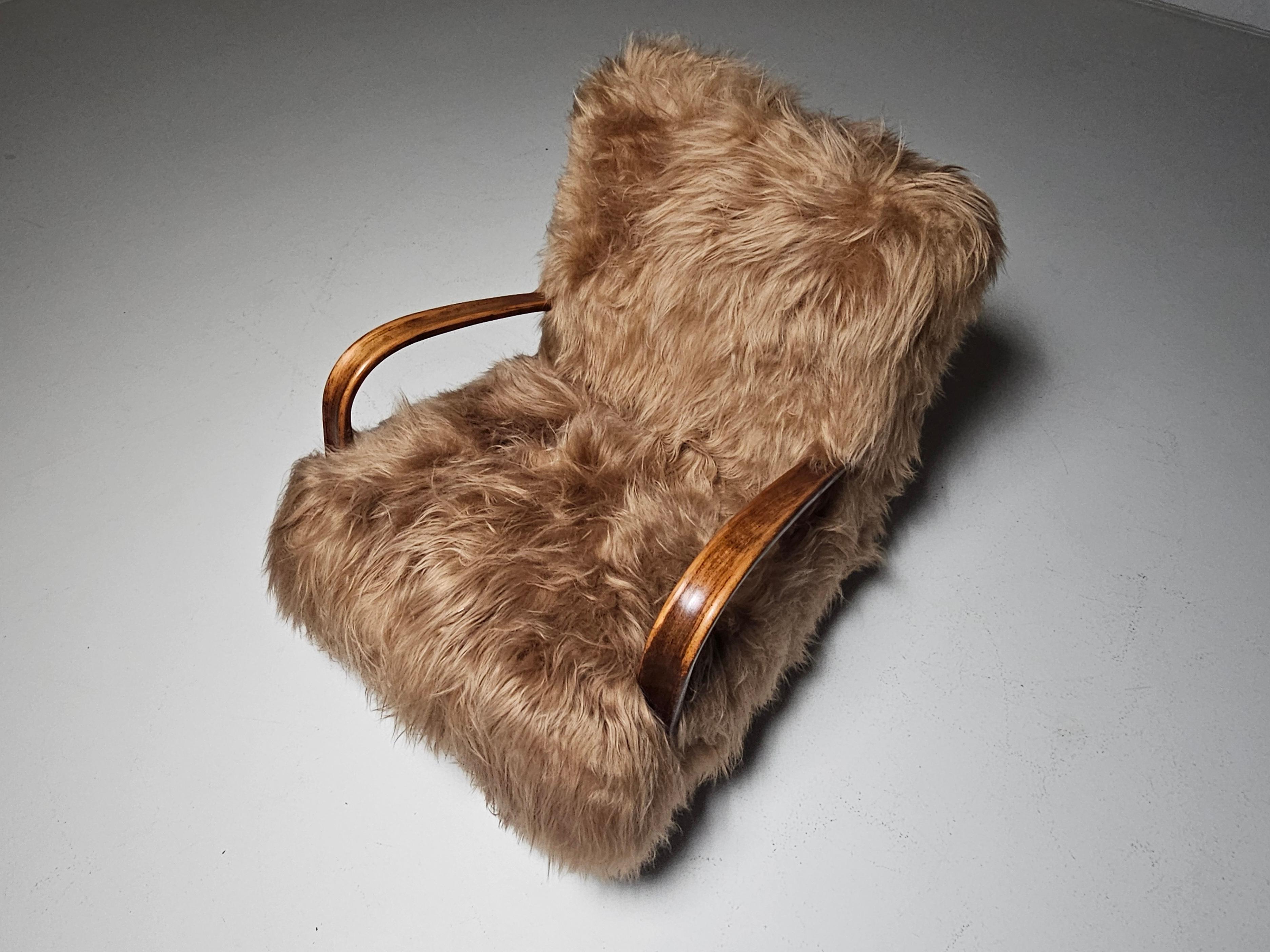 Jindrich Halabala H269 Loungesessel aus beigefarbenem mongolischem Schaffell, 1930er Jahre im Zustand „Gut“ in amstelveen, NL