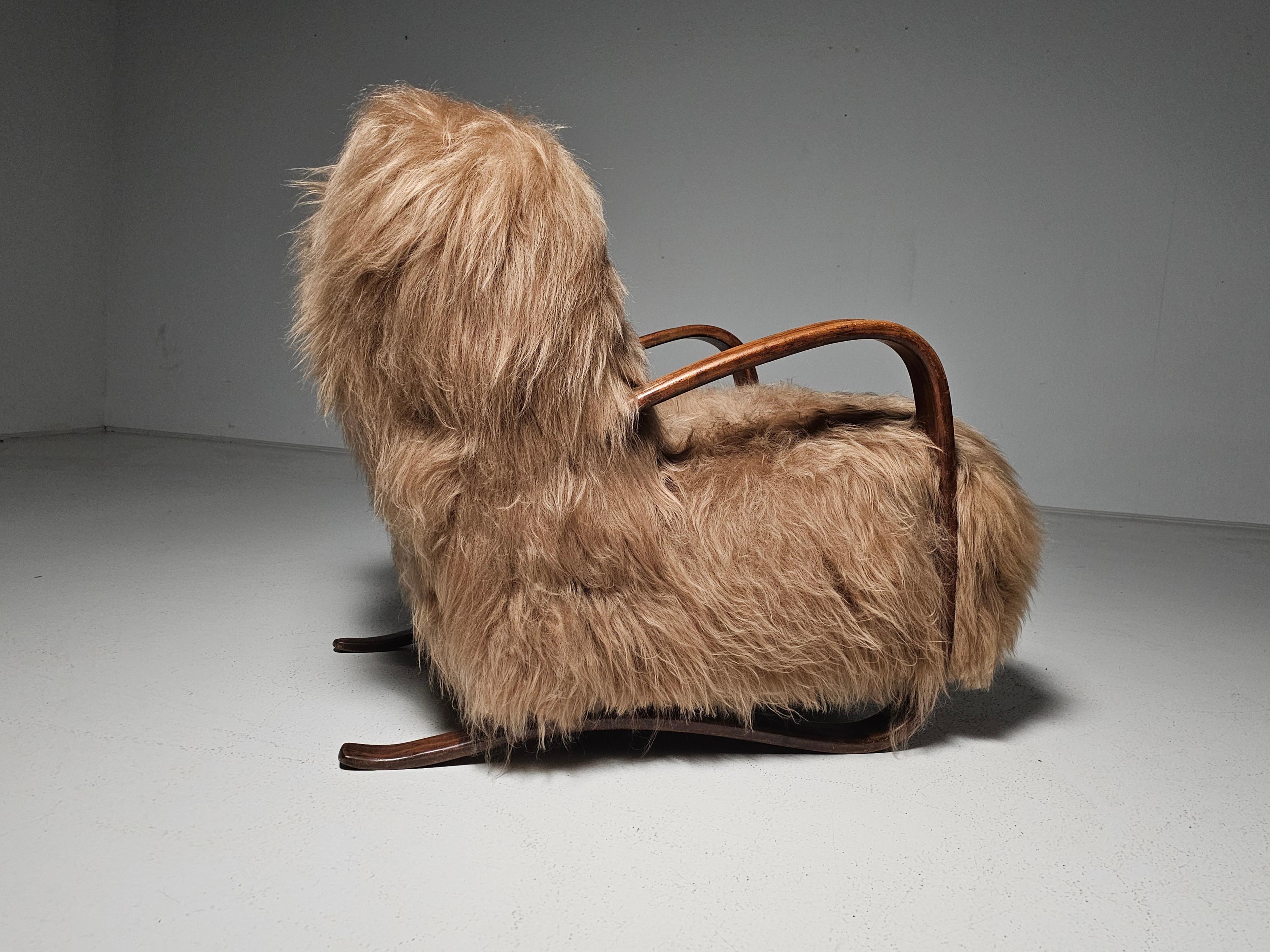 Jindrich Halabala H269 Loungesessel aus beigefarbenem mongolischem Schaffell, 1930er Jahre im Zustand „Gut“ in amstelveen, NL