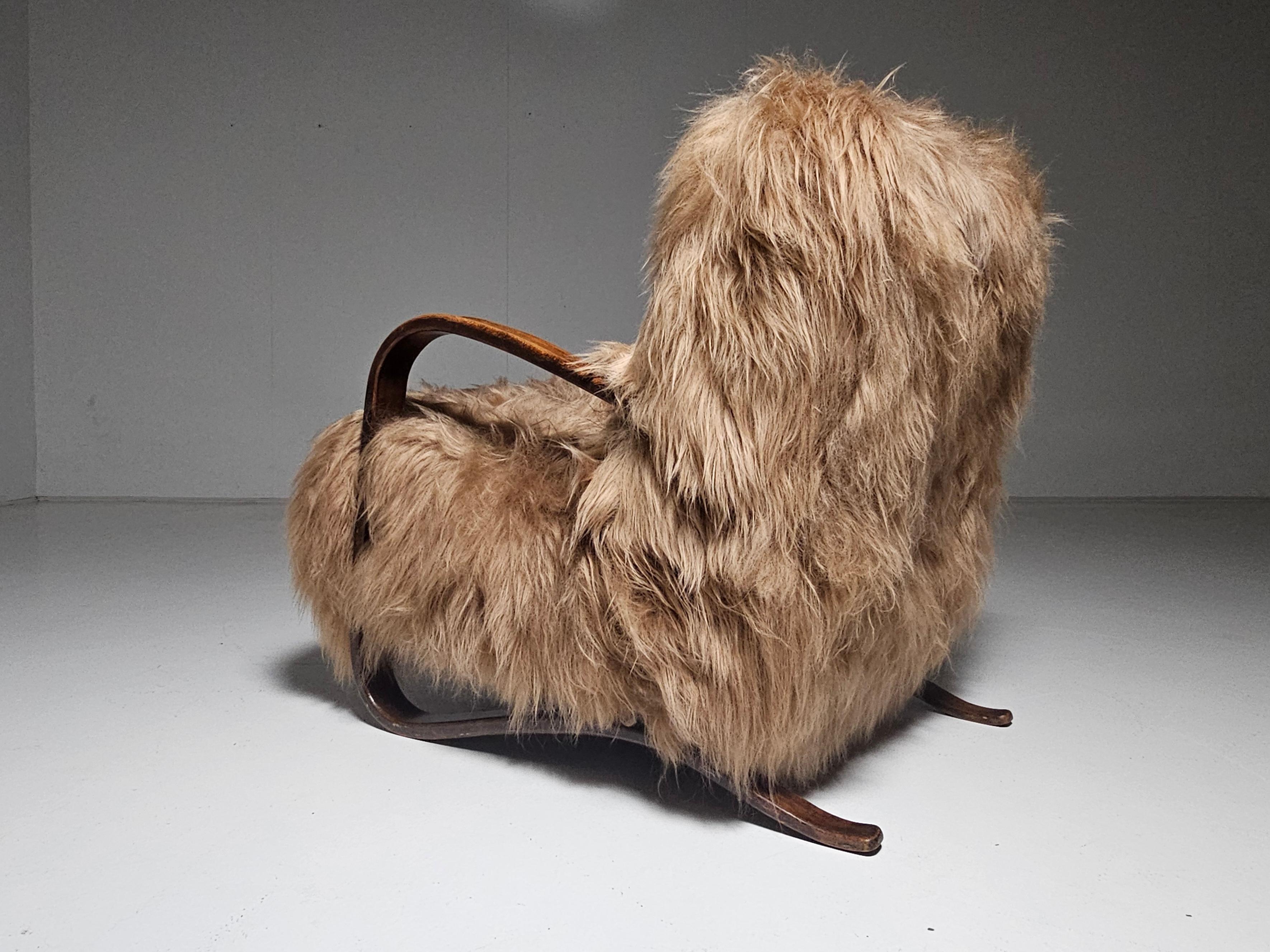 Jindrich Halabala H269 Loungesessel aus beigefarbenem mongolischem Schaffell, 1930er Jahre (20. Jahrhundert)