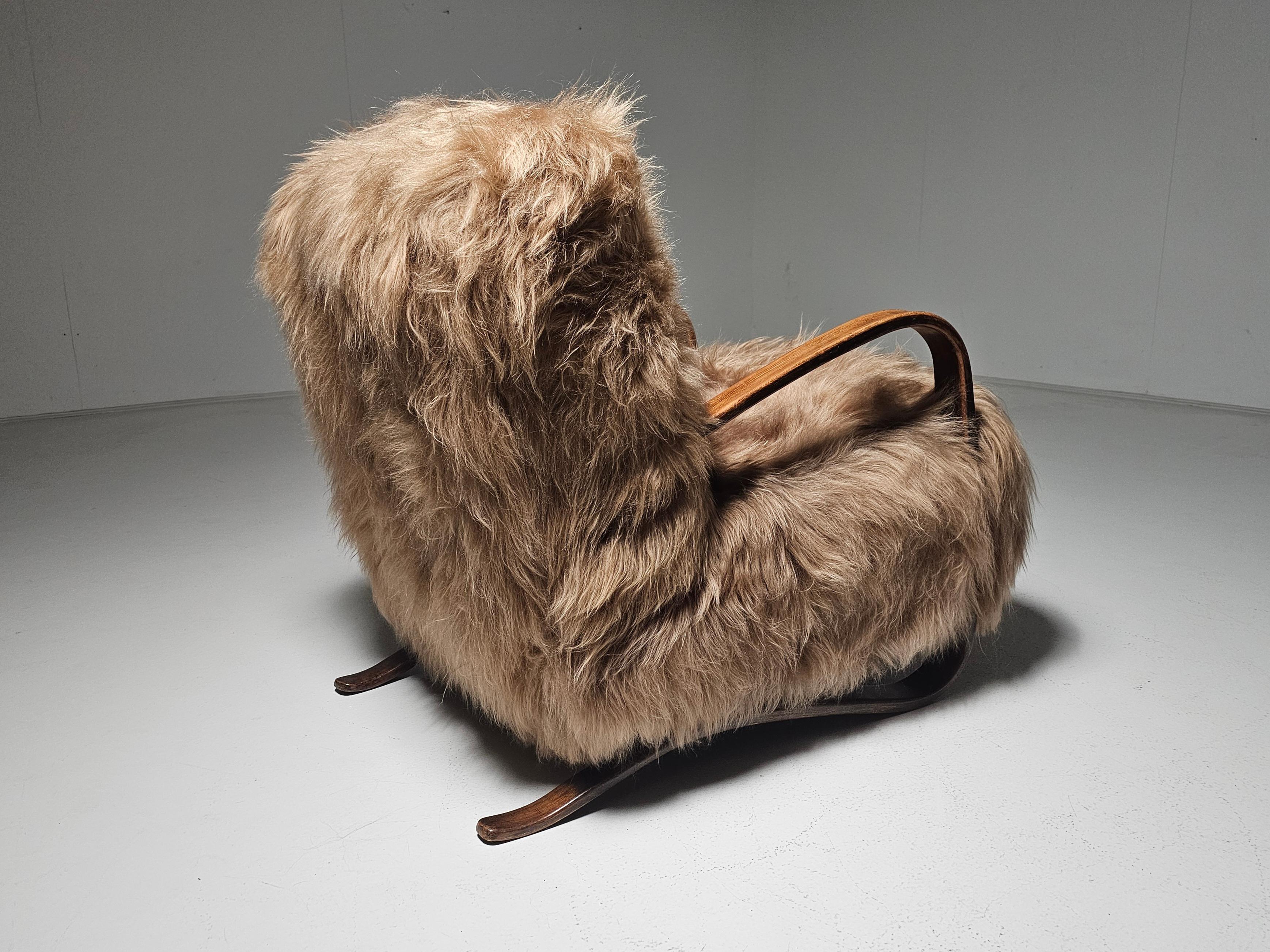 Jindrich Halabala H269 Loungesessel aus beigefarbenem mongolischem Schaffell, 1930er Jahre (Schaffell und Schafleder)