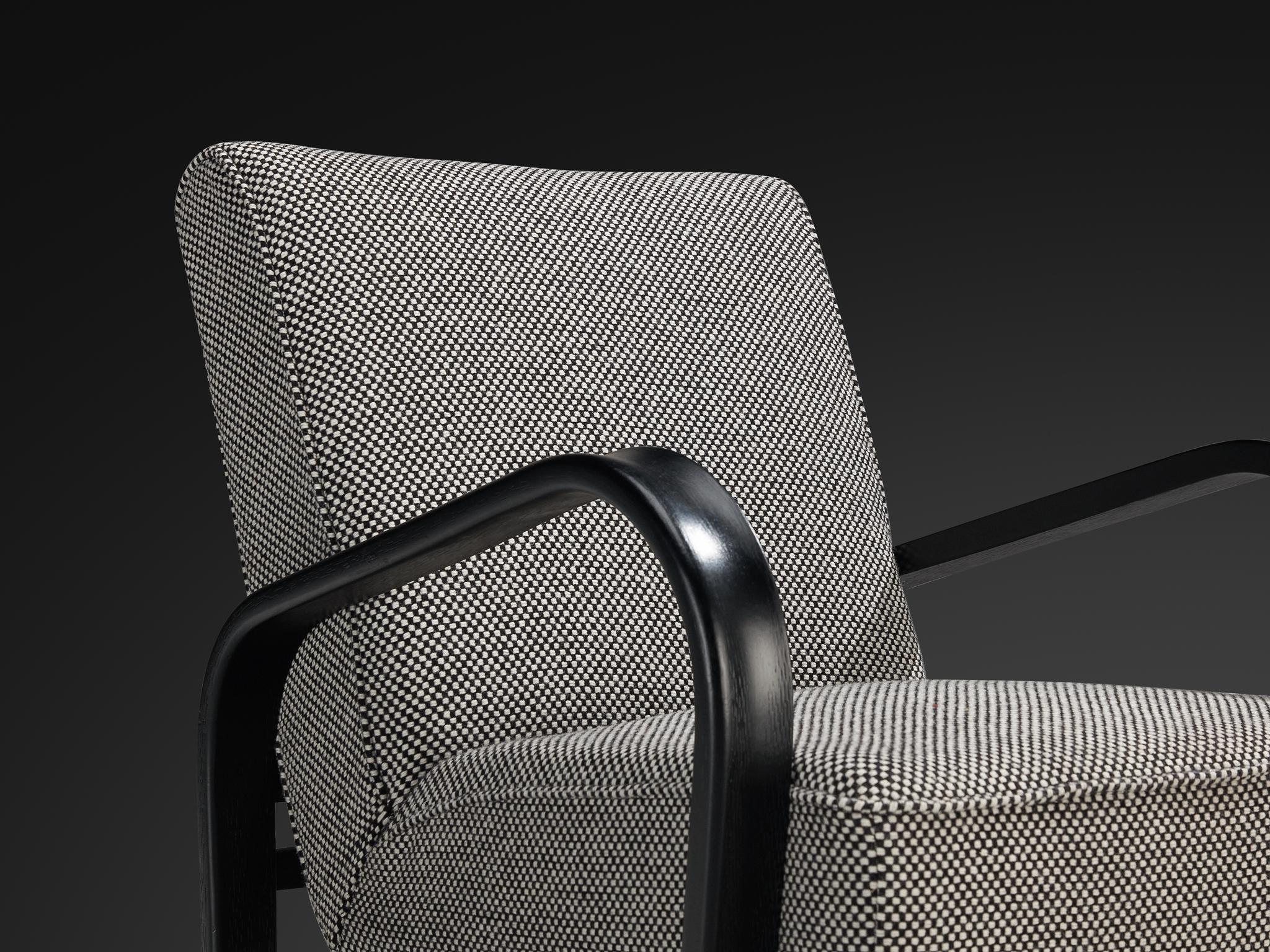 Jindrich Halabala Loungesessel mit schwarz-weiß karierter Polsterung (Art déco) im Angebot