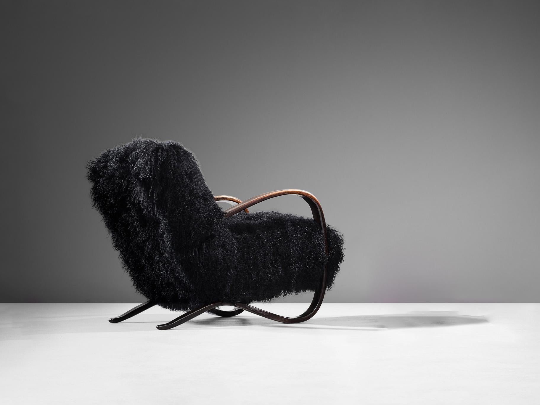 Tchèque Chaise longue Jindrich Halabala en laine d'agneau tibétaine noire  en vente