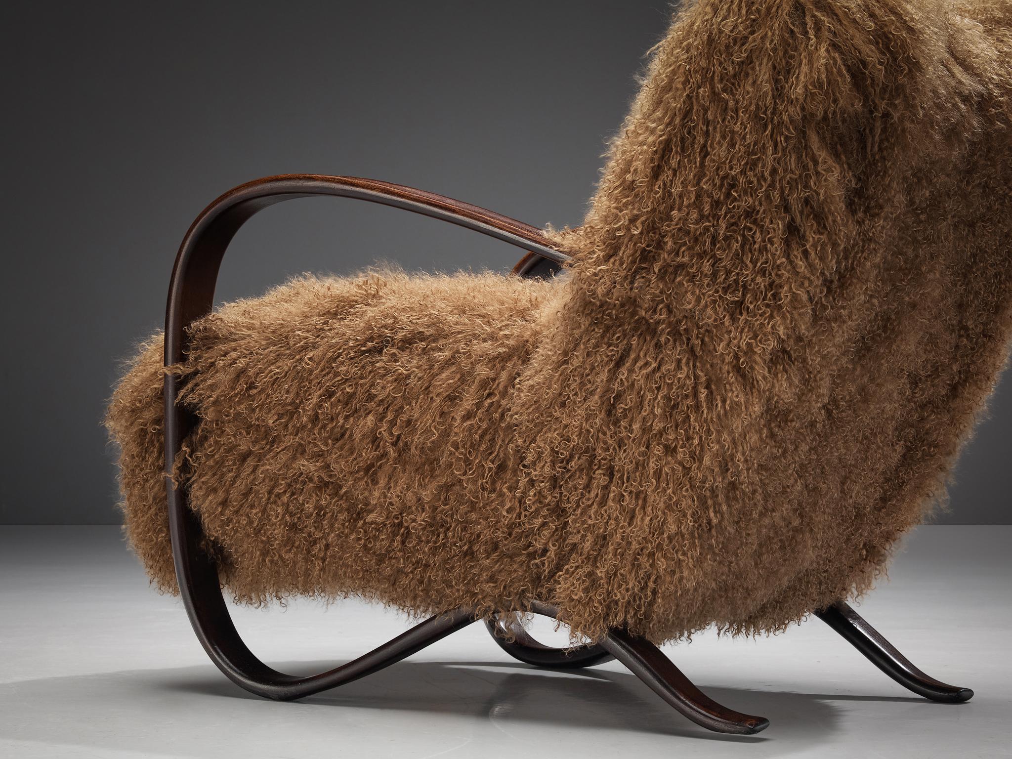 Silla de salón Jindrich Halabala de lana de cordero tibetana marrón mediados del siglo XX en venta