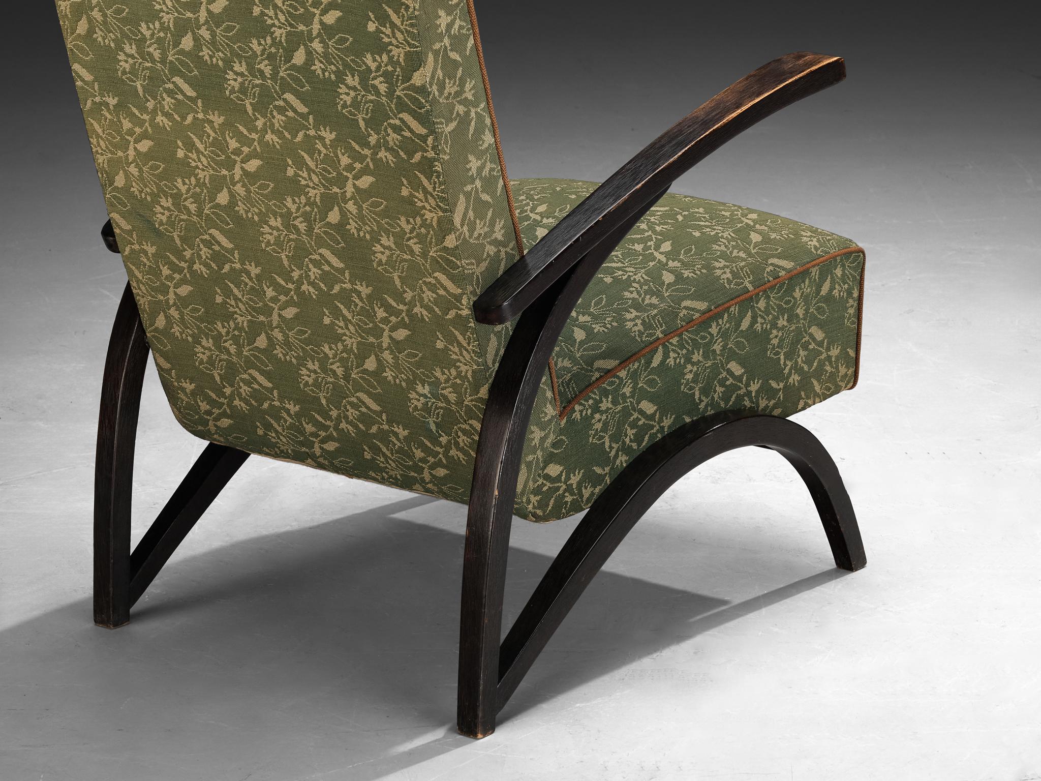 Jindrich Beeche, chaise longue, tissu, hêtre teinté, République tchèque, années 1930.

Extraordinaire fauteuil facile tapissé d'un tissu floral vert durable. Cette chaise a une apparence dynamique et abondante, le rembourrage floral lui donnant un