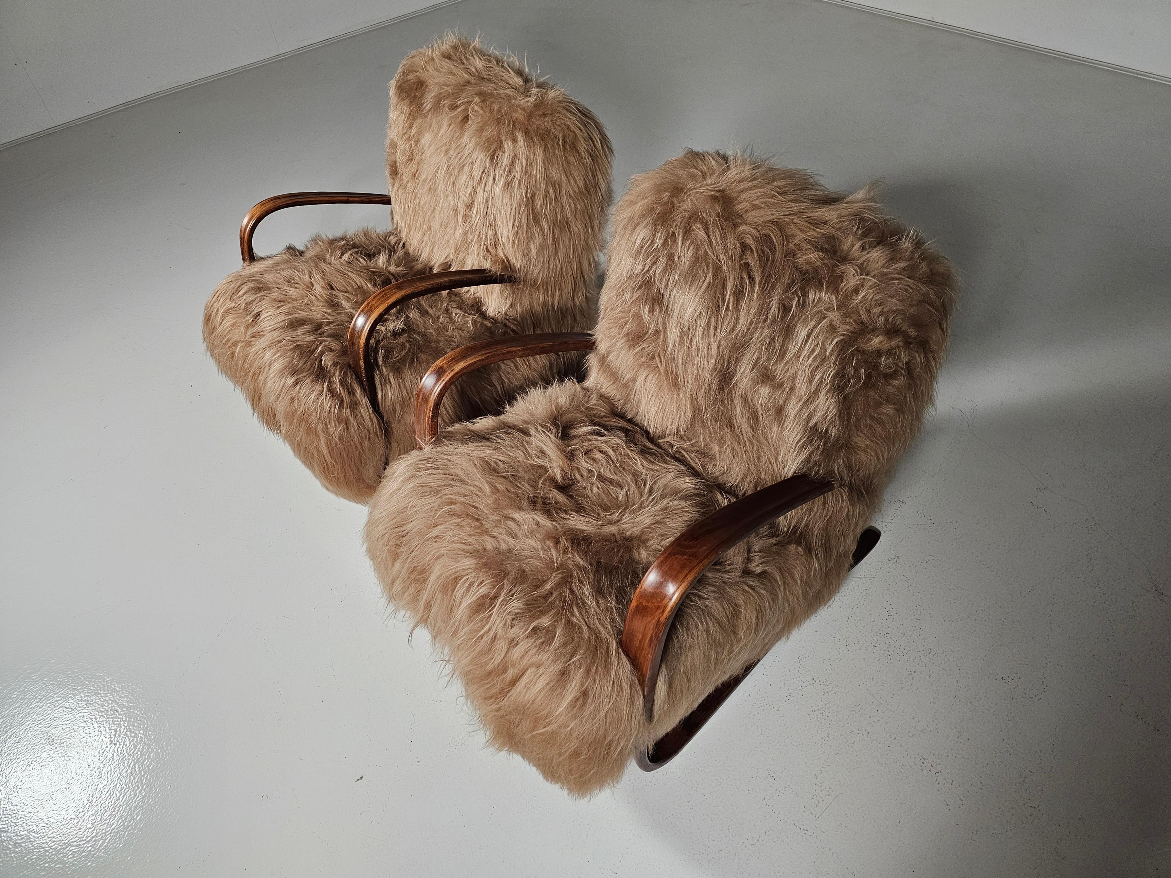 XX secolo Sedie da salotto Jindrich Halabala in pelle di pecora mongola beige, anni '30 in vendita