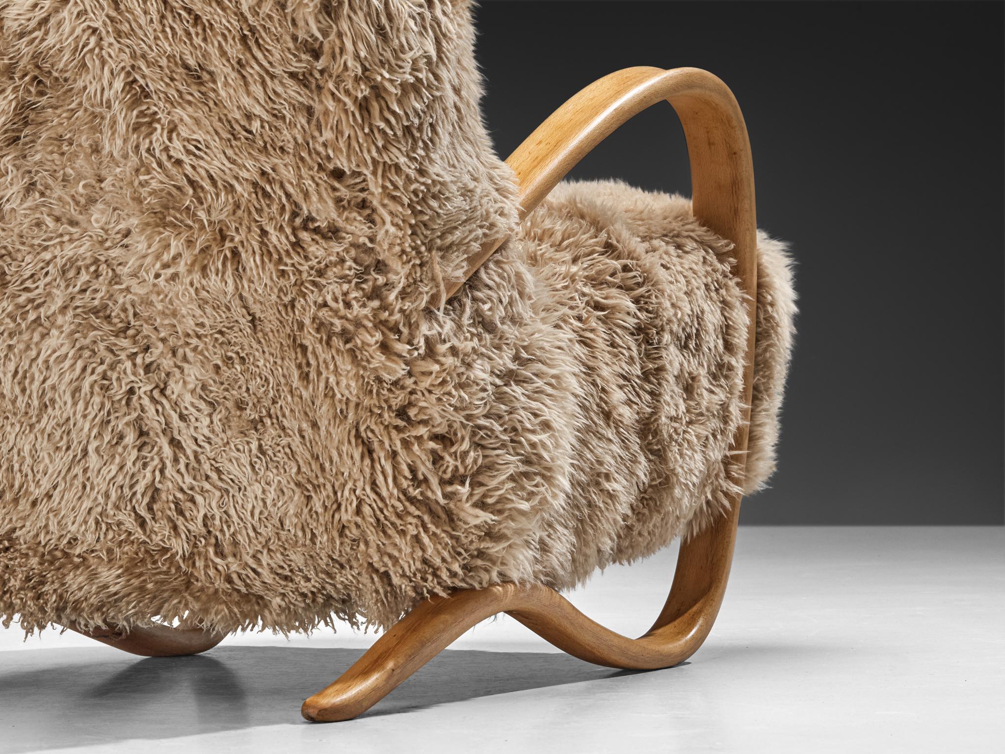 Sillones Jindřich Halabala de lana de cordero tibetana beige Piel de carnero en venta
