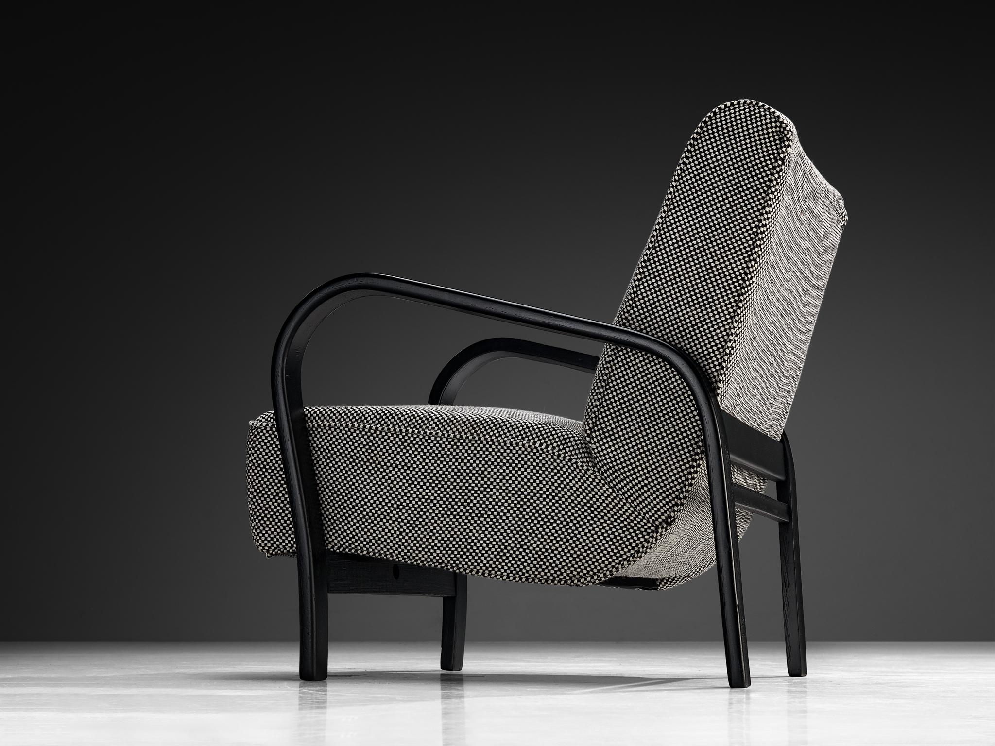 Jindrich Halabala Loungesessel mit schwarz-weiß karierter Polsterung im Angebot 1