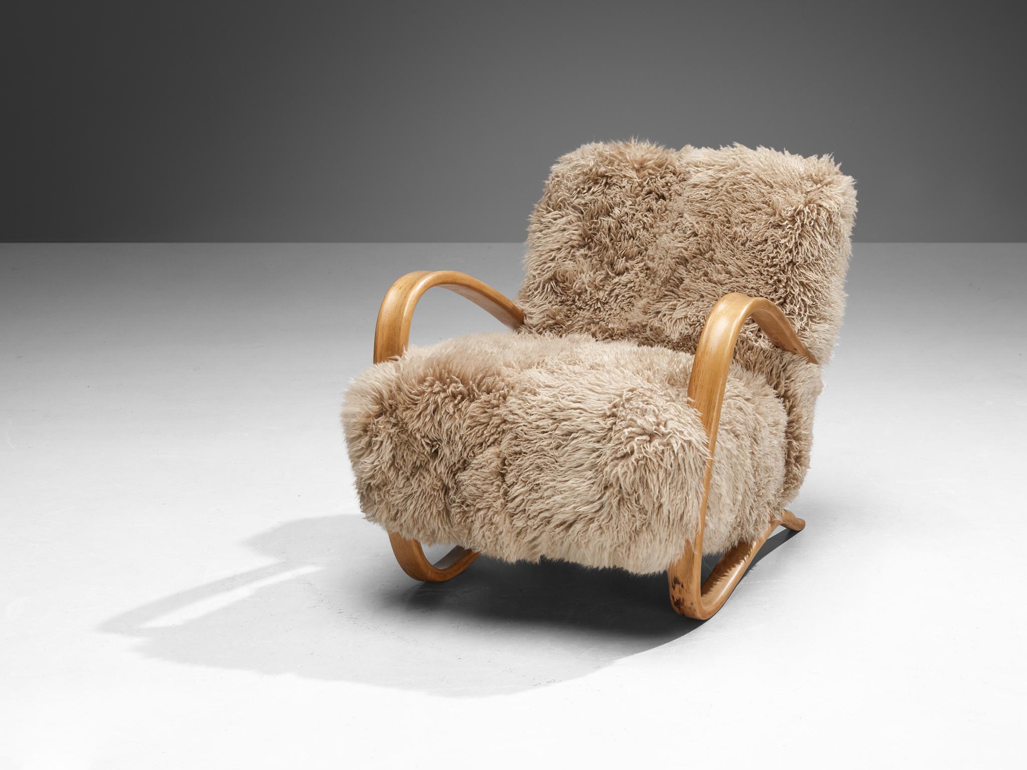 Jindrich Halabala Loungesessel aus beigem Schafsfell (Art déco) im Angebot