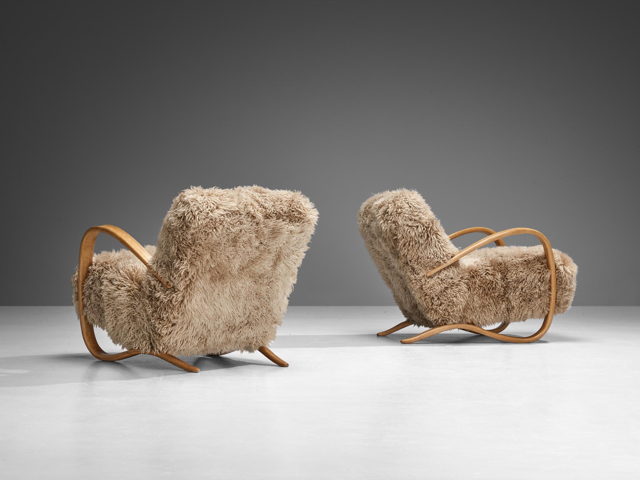 Jindrich Halabala Loungesessel aus beigem Schafsfell im Angebot 1