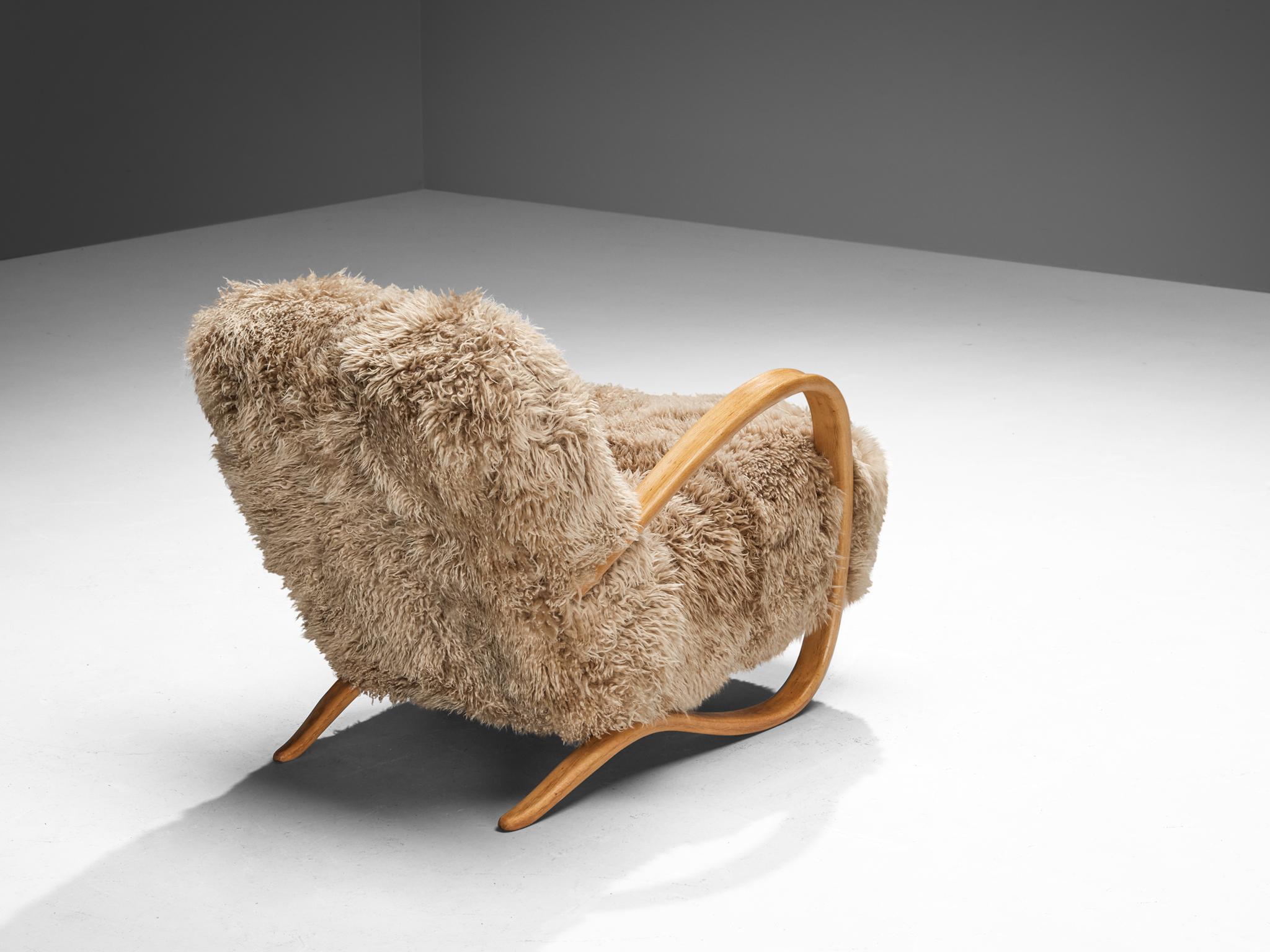 Jindrich Halabala Loungesessel aus beigem Schafsfell im Angebot 2