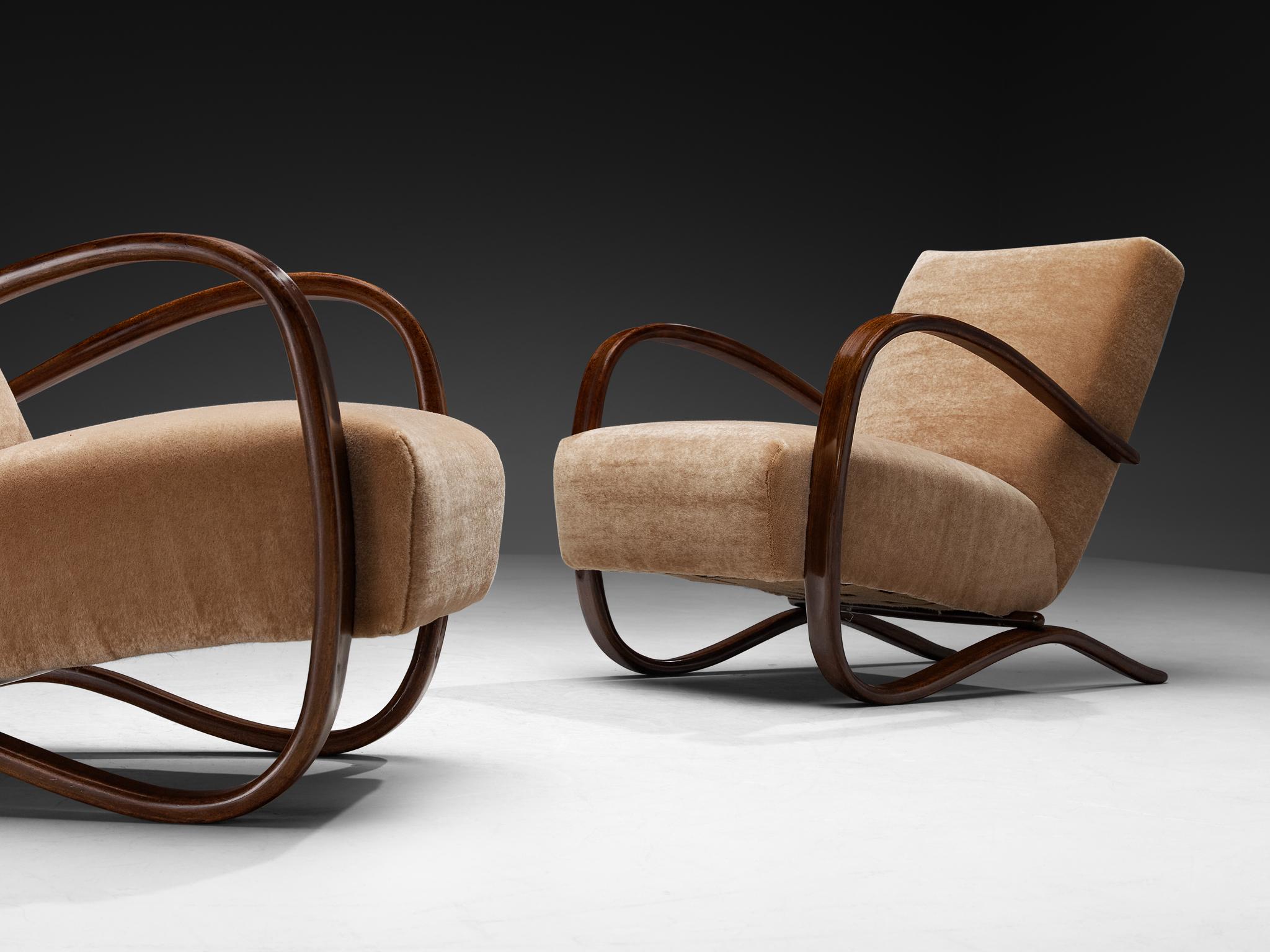 Jindrich Halabala Lounge Chairs gepolstert in braunem Pierre Frey-Stoff (Mohairwolle) im Angebot
