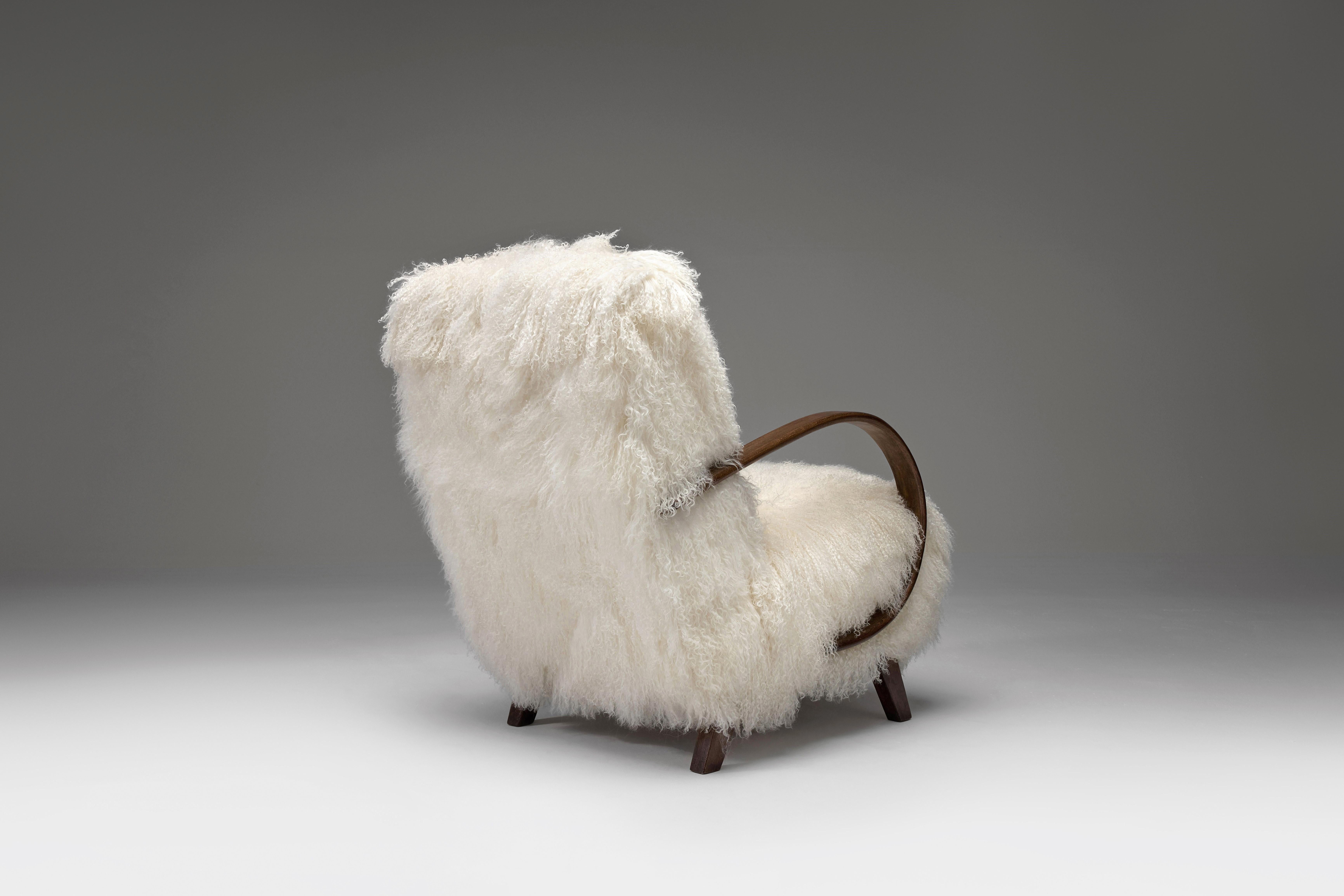 Milieu du XXe siècle Fauteuils Jindrich Halabala Modèle C en laine d'agneau tibétain blanche, années 1930, lot de 2